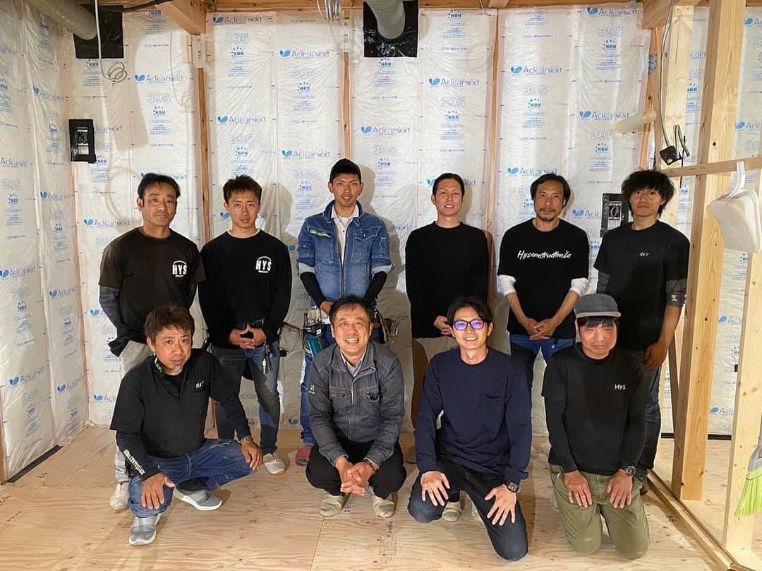 ヒヨシケンセツのインスタグラム：「こんばんは〜(*´∀｀*) 先日… 県外工務店さまの現場に 現場スタッフ全員で 現場研修に行ってきました‼︎ 陽吉建設では初となる 大工さんの研修‼︎ ＊ 現場では 学ぶ事、考える事がたくさんあり とても刺激をもらいました‼︎ ＊ 快く迎えていただき スタッフ一同 感謝の気持ちでいっぱいです‼︎ 学びを今後に活かしていきます‼︎ ＊ ＊ #頑張る大工さんシリーズhiyoshi @mshome_official  @no_egi_nolife  ＊ ＊ #島根 #益田 #益田市 #工務店 #陽吉建設 #ヒヨシケンセツ #注文住宅 #FPの家 #高気密高断熱 #ジブンハウス #ジブンハウスhiyoshi #新築 #マイホーム #家づくり #家はスマホで買う時代 #デザイン #オシャレ #間取り#暮らしを楽しむ #収納 #断熱材 #丁寧な暮らし #快適な暮らし #シンプルホーム」