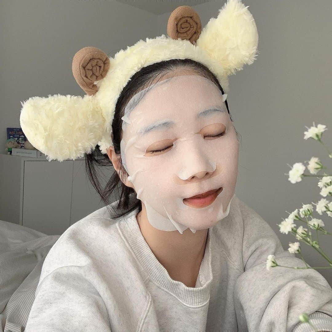 涼川菜月のインスタグラム：「🍋 ⁡ ⁡ ⁡ ⁡ 忖度なしでこのパックめっちゃおすすめ.ᐟ.ᐟ ⁡ ⁡ 「CVITAS Cフォーカスマスク」 ⁡ ⁡ ⁡ LDK受賞SNSでも話題になってる 「CVITAS」から出たシートマスクなんだけど ⁡ 3種のビタミンC誘導体／ナイアシンアミド セラミド／レチノール配合なの( T . T ) ⁡ ⁡ 3分で集中ケアってだけあって ほんと短時間でもめっちゃお肌とぅるとぅる になるし化粧ノリめっちゃ良くなった🫵🏻 ⁡ ⁡美容液が150mlも入ってるから 余ったのはデコルテとか首に塗って しっかり保湿できる.ᐟ.ᐟ ⁡ ⁡ 7枚入り770円(税込)でコスパも良し( T . T ) こんな安くて高性能なパック滅多にない これはがち買いです🤌🏼 ⁡ ⁡ ⁡ 全国のバラエティーショップ ウエルシアホールディングス カワチ薬品やイオンで順次発売だよ.ᐟ.ᐟ ⁡ ⁡ ⁡ #シービタス #CVITAS #シートマスク #ビタミンC #スキンケア #ウエルシア #ロフト #PR ⁡ ⁡ ⁡ ⁡ ⁡ ⁡ ⁡」