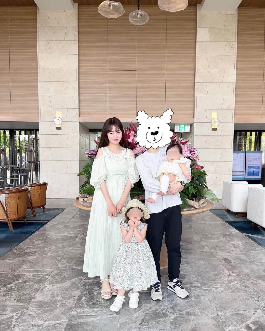 めぇたんのインスタグラム：「こんばんは🌙 沖縄旅行のブログ、やっとアップできた🌺♡ . 要領悪すぎて毎日あっという間に過ぎるから 週末にまとめてブログを書いてて😂 かなりゆっくりな更新になりそうですが書いてて楽しい♡ . 写真は宿泊したホテルのロビーと お部屋からの眺め🐠💕 ハレクラニ沖縄はまさしく天国でした(o_o)💖 . #子連れ旅行 #子連れ沖縄 #沖縄旅行 #ハレクラニ沖縄 #沖縄ホテル #リリアンカラット #サンサカエプチ #アプレレクール #生後7ヶ月 #3歳 #女の子ママ #女の子ベビー」