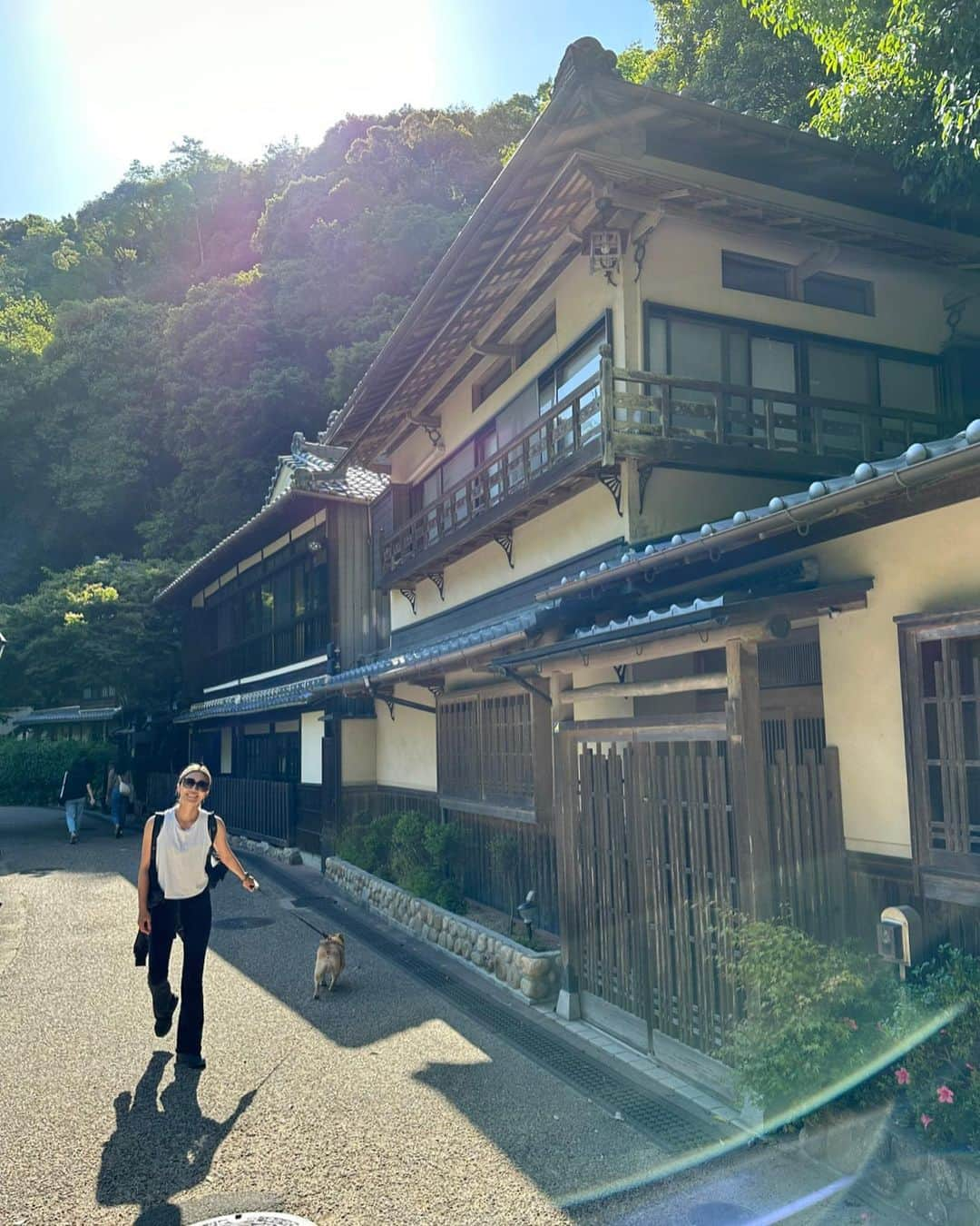 黒ユイさんのインスタグラム写真 - (黒ユイInstagram)「⛰️ 家族で箕面の滝へ🥰 １時間半ハイキング🥾 マロンは最初はしゃぎすぎて帰りは疲れたアピールして (いつもw帰ってきたら元気なるパターン) ダディに抱っこしてもらいご機嫌😂🤭 ダディは寝てるルカとマロン合わせて25kgを背負った💪 ついでにマミーも背負って欲しかった😶笑 明日は筋肉痛かな😆😂もっと体力つけなきゃ💪  天気も良かったし気持ちよかった🥰 素晴らしい場所でした❤️ 良い家族dayになったね👪🐶 #箕面の滝」5月23日 20時23分 - yui_my_life