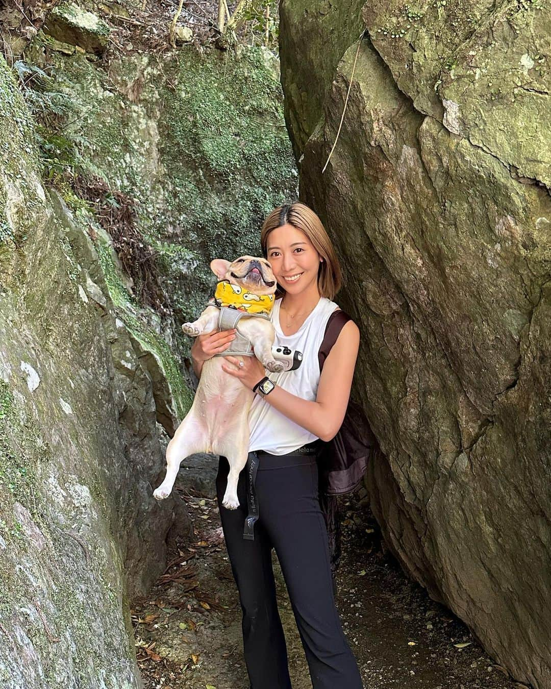 黒ユイのインスタグラム：「⛰️ 家族で箕面の滝へ🥰 １時間半ハイキング🥾 マロンは最初はしゃぎすぎて帰りは疲れたアピールして (いつもw帰ってきたら元気なるパターン) ダディに抱っこしてもらいご機嫌😂🤭 ダディは寝てるルカとマロン合わせて25kgを背負った💪 ついでにマミーも背負って欲しかった😶笑 明日は筋肉痛かな😆😂もっと体力つけなきゃ💪  天気も良かったし気持ちよかった🥰 素晴らしい場所でした❤️ 良い家族dayになったね👪🐶 #箕面の滝」