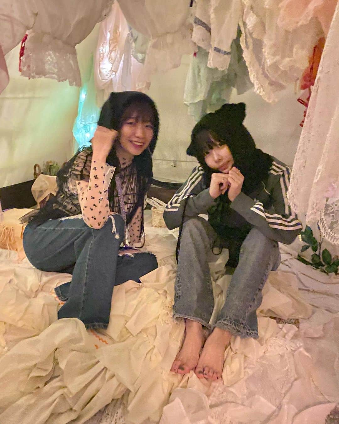 ぱいぱいでか美のインスタグラム：「keisuke kanda WEAR ROOM🐘🪞 . ぴーやまさんにお誘い頂き keisuke kandaのインテリア展に行きました🧶 たまたまあのちゃんにも会えて嬉しかった🫶🏻 ルームウェアもスリッパもカーテンも めちゃくちゃkeisuke kandaの世界でかわいかった……💫  象好きなのもあってkeisuke kandaは憧れのブランドだったんだけど その話をぴーやまさんにしたら偶然買ってた象のマグカップくださった😳！ うれしーーー！大事に使います💛 . #keisukekanda #keisukekandawearroom #でか美ちゃん」