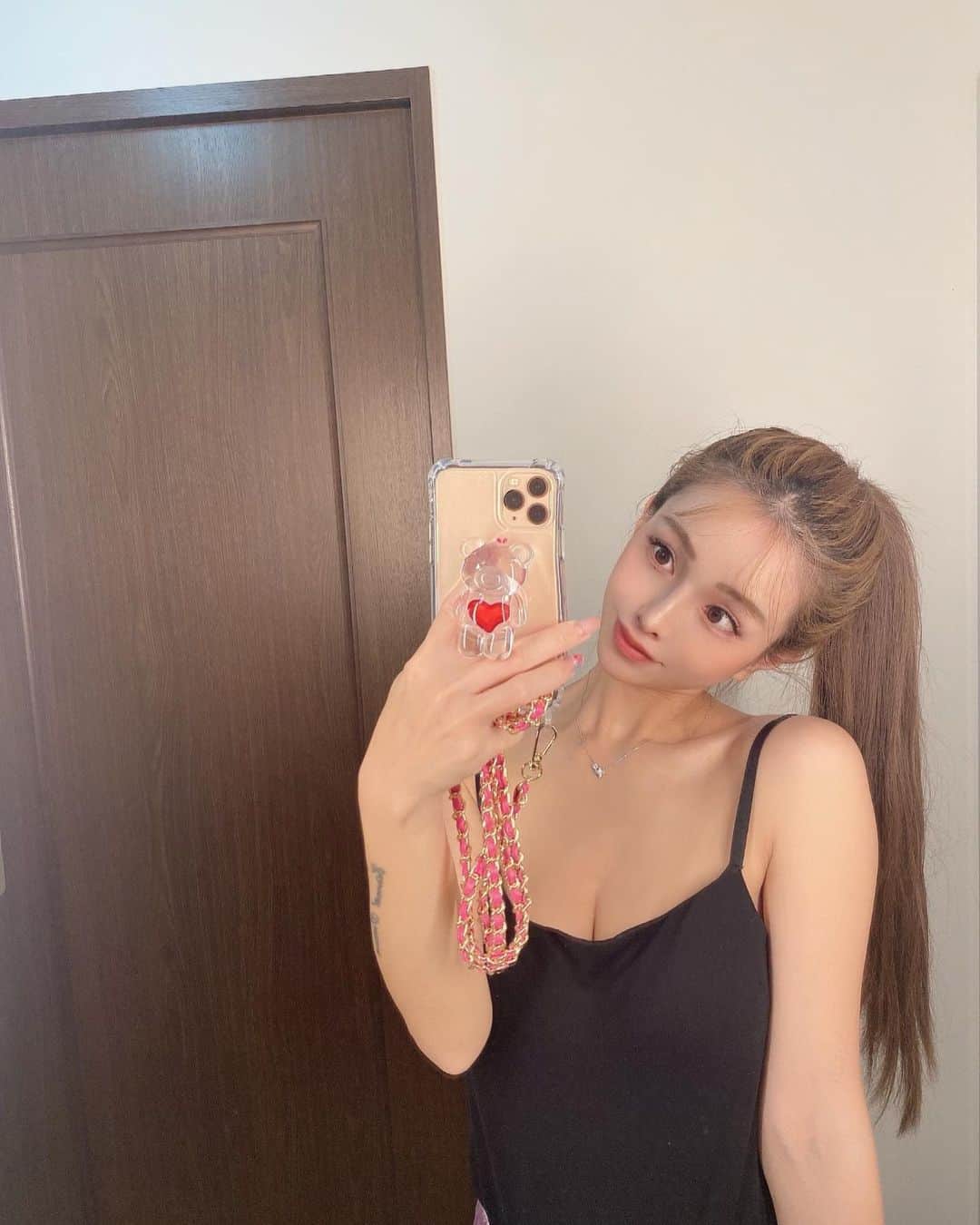 MARIKOのインスタグラム：「. . . 🆕ケータイカバー⛓️🩷 くまさんはLUPSで買ったよ🧸❤️ . . . . . . . . #ケータイカバー #ポニーテール」