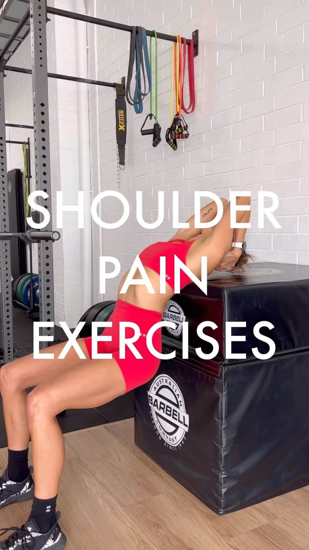 のインスタグラム：「SHOULDER PAIN EXERCISES 💪🏼 Here is a sequence we should all be doing regularly to promote healthy shoulder movement & prevent shoulder pain…  Use it as a warm up before your upper body workout. If you are currently suffering from shoulder pain, try to do this every day until the pain subsides…then 2-3 times a week to prevent a flare up 🔥   DO THE FOLLOWING IN ORDER:  ▪️1. MID BACK MOBILITY A tight mid back can restrict your shoulder blade gliding (and shoulder movement) ⏰ 1min (20sec elbows open, 20sec closed, 20sec bounce)  ▪️2. ROTATOR CUFF STRETCH This especially targets the Infraspinatus and Teres Minor, 2 muscles that can be weak, tight, or both! and cause pain. ⏰ 45sec (10 long deep breaths)  ▪️3. EXTERNAL ROTATION STRENGTHENING This helps to balance out forward rounding of the shoulders (from hunching, tight pecs, weak Infraspinatus & Teres Minor). Building strength here also improves posture! ⏰ Hold band on stretch for 5sec. 8-10reps (keeping shoulder blades down. STOP if you feel your shoulders creeping up)  #shoulderpain #shoulderrehab #rotatorcuff  ab♥️x  Wearing: @lskd (AMANDA15 for 15% off! 💸)」