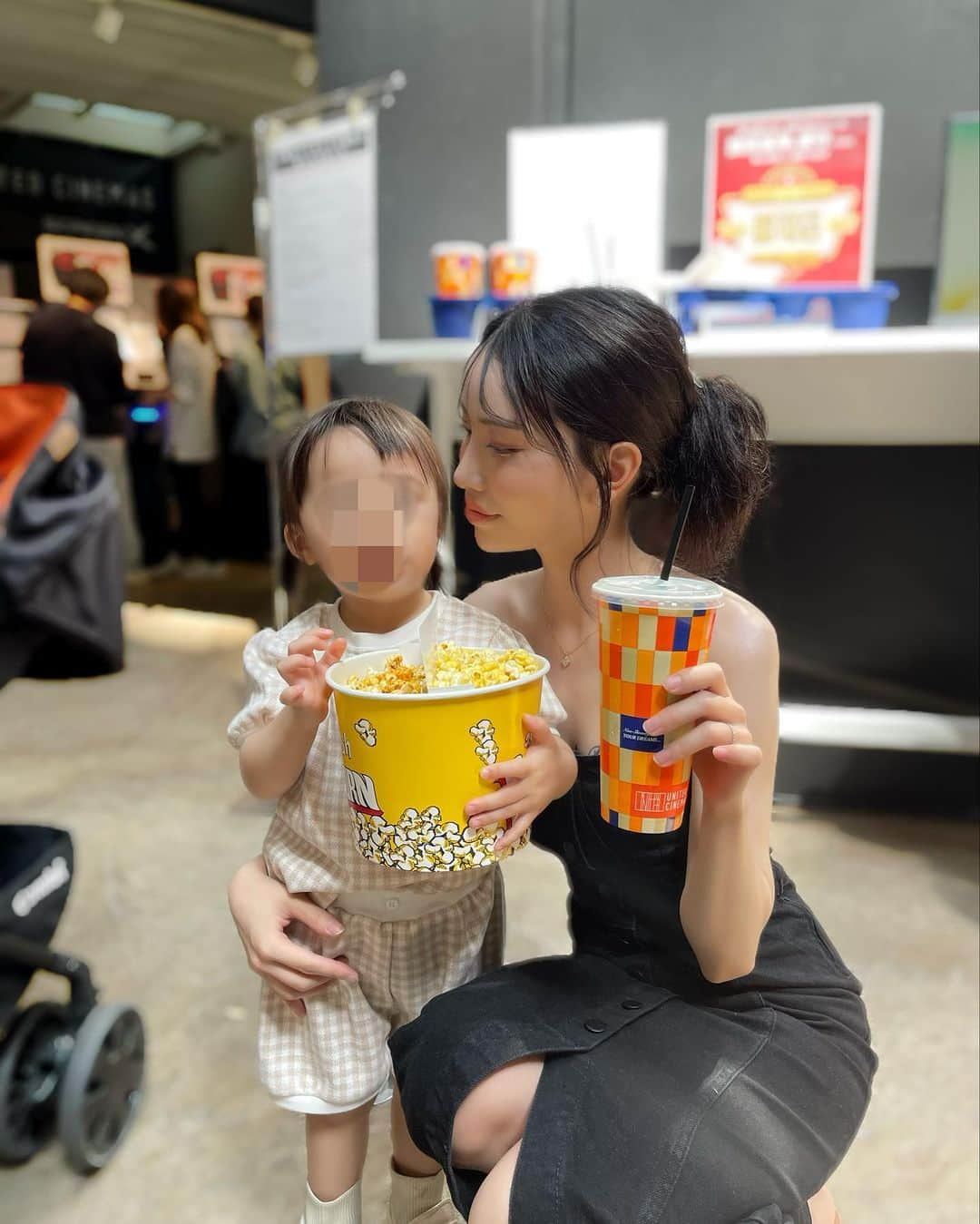 りえのインスタグラム：「次女さん映画デビュー🎞️❤️ シナプシュ見てきた👶🏻 長女さんが最近はまってるのよシナプシュ☁️  途中でパパの抱っこで爆睡してた🙄 長女さんは、映画そっちのけでポップコーン食べまくってた🍿  映画館に沢山赤ちゃんいて、なんかほっこり空間だったなー！  今回のシナプシュの映画は 0歳から鑑賞okで、泣いたり騒いだらしてもok 音も普通の映画より小さめ、上映中もかるーく明かりがついてる感じ🫡  映画館で映画見るの大好きマンとしては、子供いると映画館なんて雲の上の存在だから、そういうの本当ありがたい🍣  #シナプシュ#映画デビュー#映画鑑賞#女の子ママ#姉妹ママ」