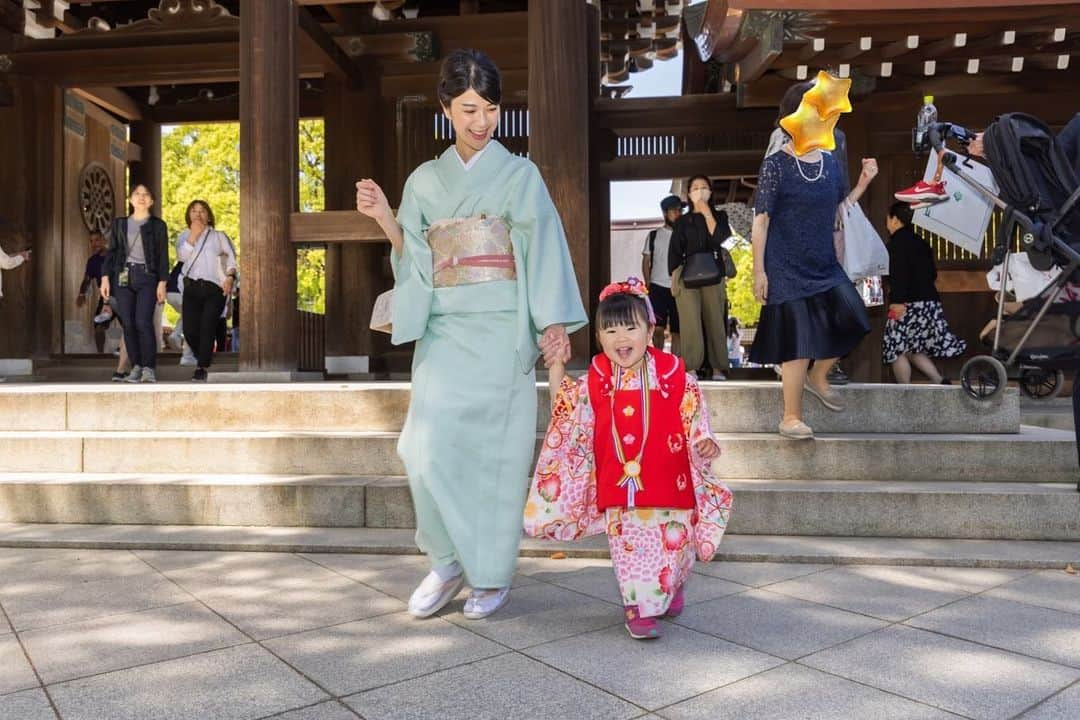 有地佐哉香さんのインスタグラム写真 - (有地佐哉香Instagram)「家族の事情で 季節外れではありますが GWに娘の七五三をしました。  連休中の観光客で混み合う明治神宮 七五三の格好をしている子が珍しいとあって たくさんの人にお祝いの言葉をかけてもらいました。 娘はそれも含め楽しんでいたよう。 外国人観光客には「Hello！」と挨拶していました。頼もしくなったものだ…  私は、去年の誕生日に夫が誂えてくれた色無地に母から譲り受けた帯で👘  これまで病気や怪我なく元気に育ってくれていることに感謝です。  カメラマンは、家族の節目に撮ってもらっている友人の　@sayaka_cam  自然なショットがたくさん！とても良い記念になりました。  #七五三　#3歳七五三　#七五三2023 #明治神宮　#色無地　#kimono」5月23日 20時28分 - arichi_sayaka