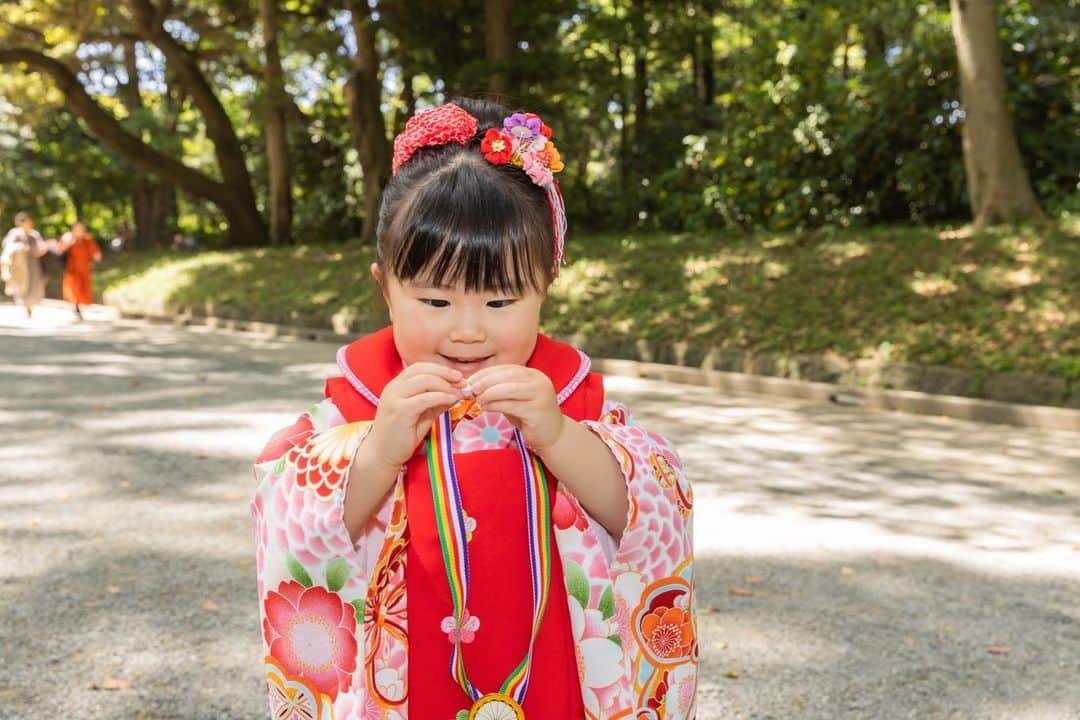 有地佐哉香さんのインスタグラム写真 - (有地佐哉香Instagram)「家族の事情で 季節外れではありますが GWに娘の七五三をしました。  連休中の観光客で混み合う明治神宮 七五三の格好をしている子が珍しいとあって たくさんの人にお祝いの言葉をかけてもらいました。 娘はそれも含め楽しんでいたよう。 外国人観光客には「Hello！」と挨拶していました。頼もしくなったものだ…  私は、去年の誕生日に夫が誂えてくれた色無地に母から譲り受けた帯で👘  これまで病気や怪我なく元気に育ってくれていることに感謝です。  カメラマンは、家族の節目に撮ってもらっている友人の　@sayaka_cam  自然なショットがたくさん！とても良い記念になりました。  #七五三　#3歳七五三　#七五三2023 #明治神宮　#色無地　#kimono」5月23日 20時28分 - arichi_sayaka