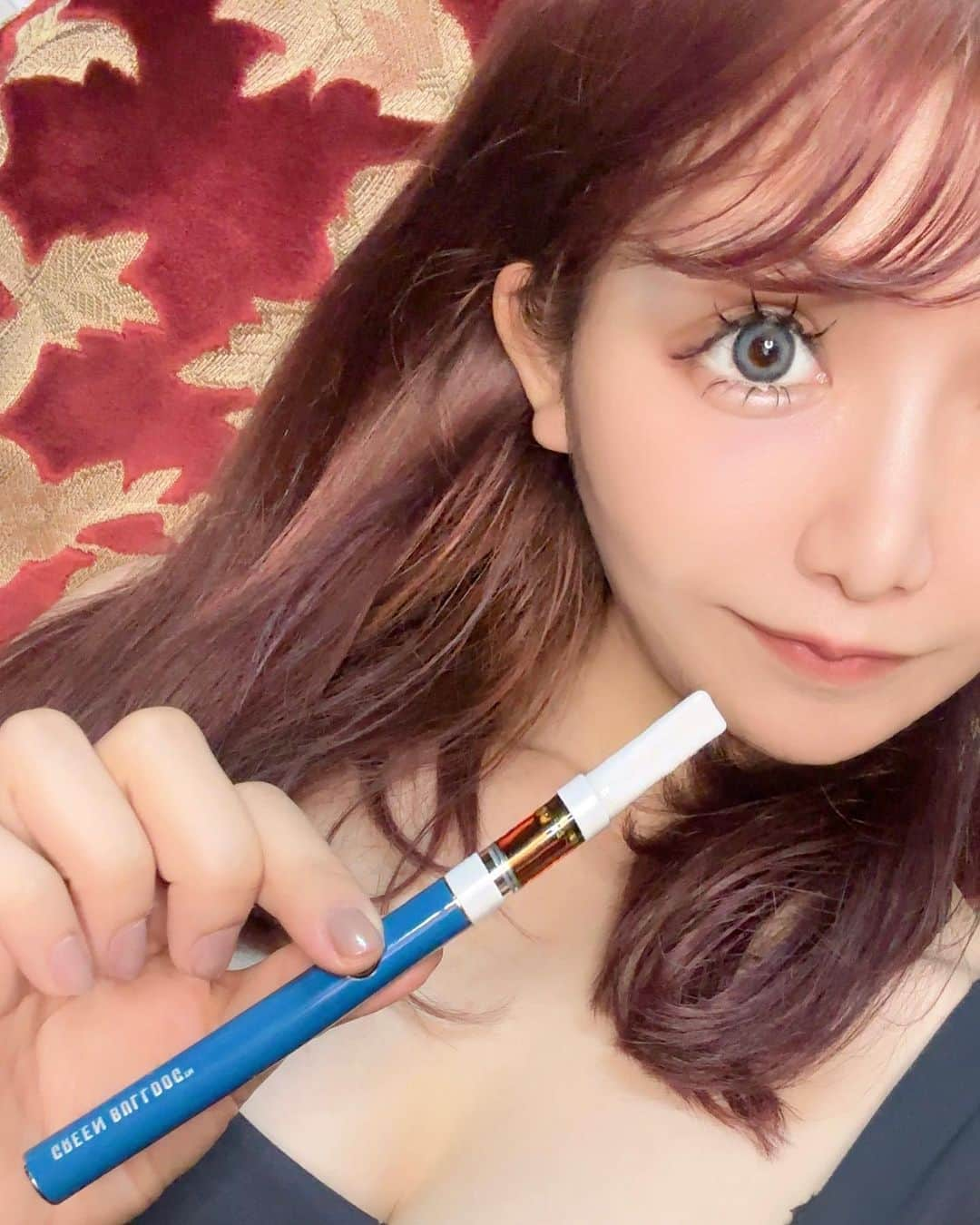 佐々木梨乃のインスタグラム：「私の必需品アイテム🧏🏻‍♀️🧏🏻‍♀️ バッテリーが限定カラーのブルー💙  グリーンブルドッグ（ @greenbulldog_cbd ）の CBD60%ブルーベリー  #グリーンブルドッグ #CBD #CBDリキッド #ドンキで買える #シーシャ #チル #チルアウト #paidpartnership」