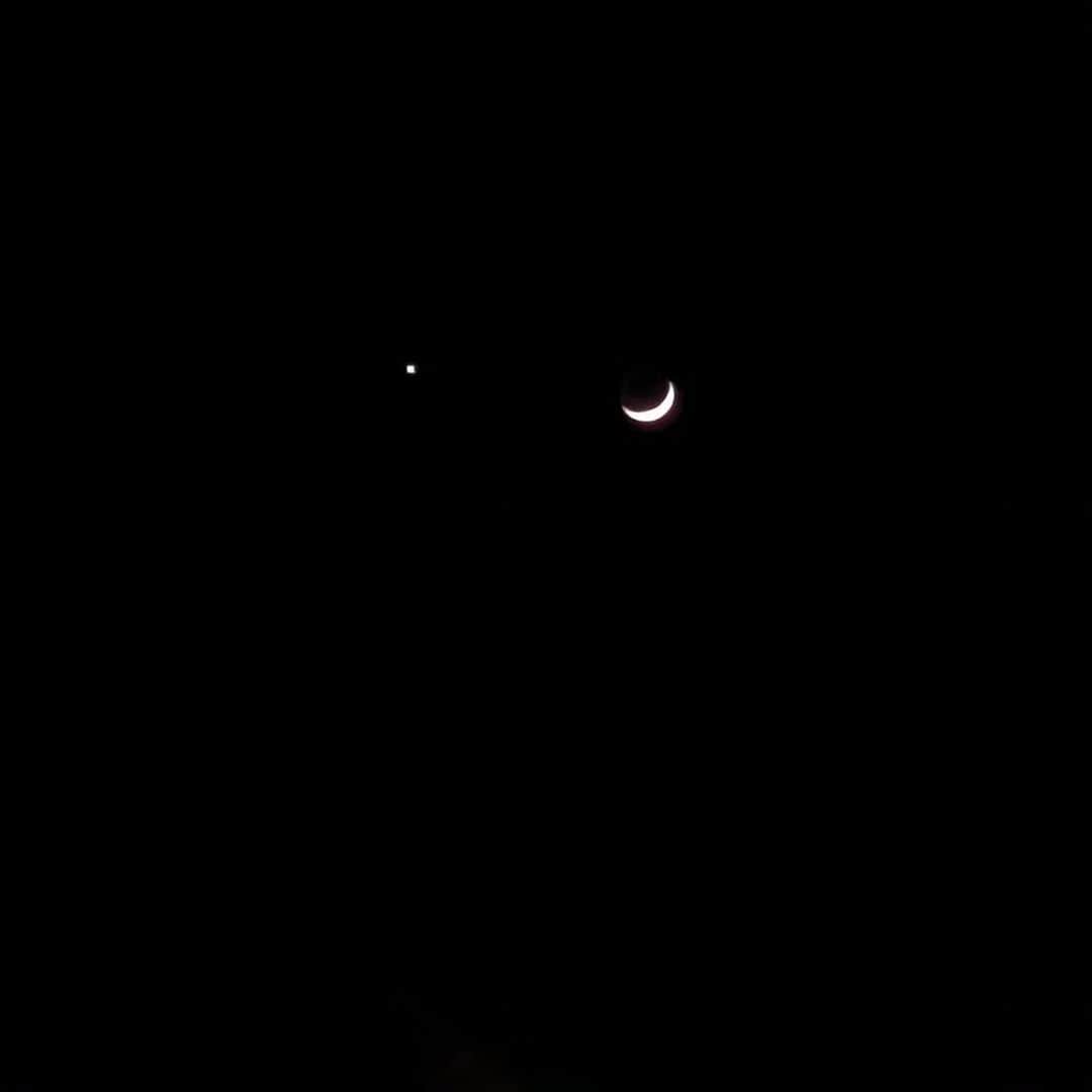 烏川耕一さんのインスタグラム写真 - (烏川耕一Instagram)「月と金星！  今綺麗に見れるで！  西の空！」5月23日 20時29分 - kouichiukawa