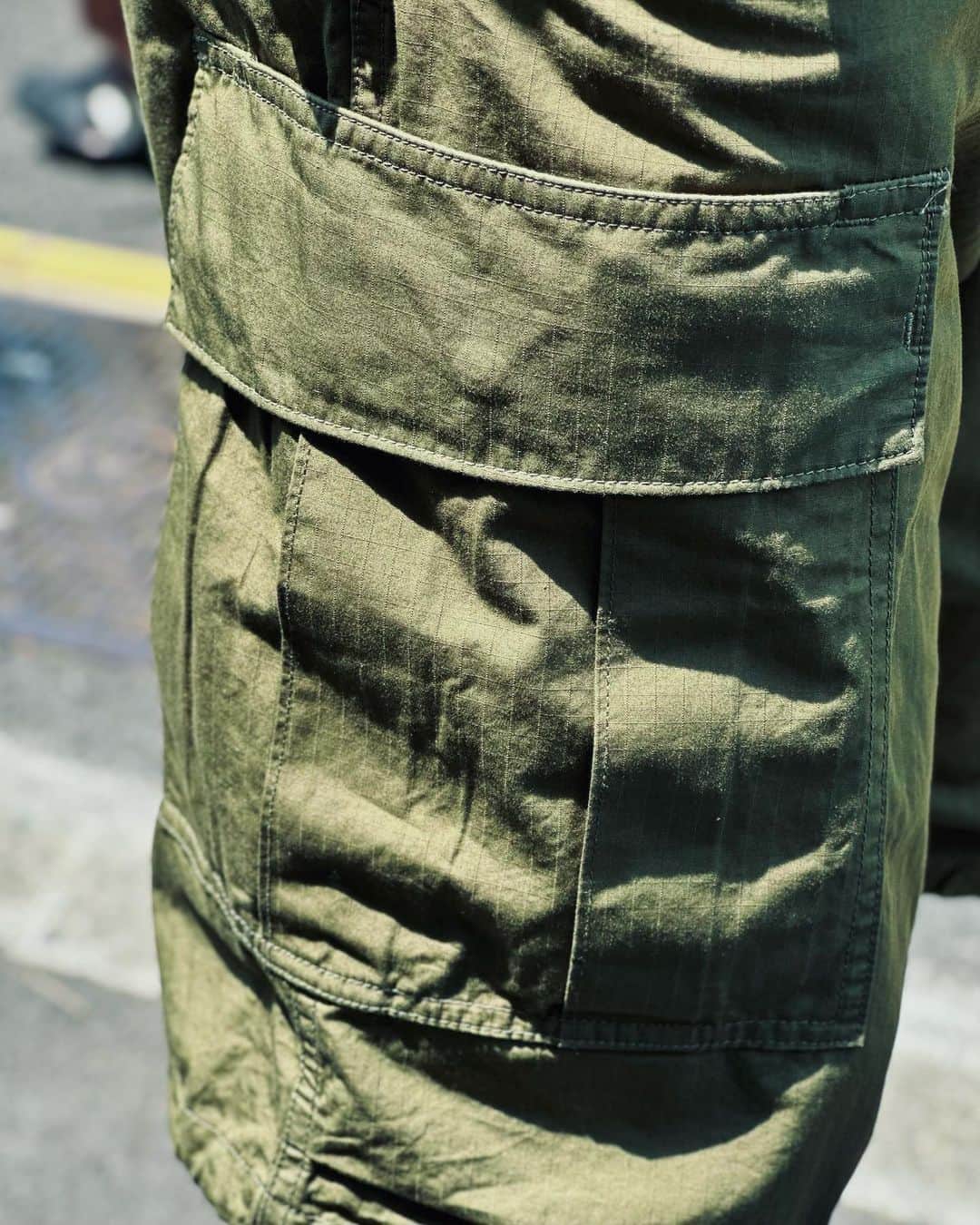 BEAMS+さんのインスタグラム写真 - (BEAMS+Instagram)「・ BEAMS PLUS RECOMMEND.  <BEAMS PLUS>  "MILITARY 6POCKET SHORTS"  Military pants based on US military ripstop poplin trousers from the 1960s. It uses 3 threads twisted in the warp and weft, and is characterized by its firmness and stiffness beyond its appearance. Functional pocket work such as double pocket specifications is the point. The pattern has been improved from the previous model, and the total length, hips, and hem width have been increased to increase volume.  -------------------------------------  1960年代のUSミリタリー リップストップ ポプリン トラウザースをベースした〈BEAMS PLUS〉 ミリタリーパンツ。タテ糸・ヨコ糸に3本の糸を撚った糸を使用し、見た目以上のハリとコシが特徴です。ダブルポケット仕様などの機能的なポケットワークがポイント。 以前のモデルからパターンを改良し、総丈・ヒップ・裾幅を出すことでボリューム感を増しています。     #beams #beamsplus #beamsplusharajuku  #harajuku #mensfashion #mensstyle #stylepoln #menswear #military #shorts」5月23日 20時29分 - beams_plus_harajuku