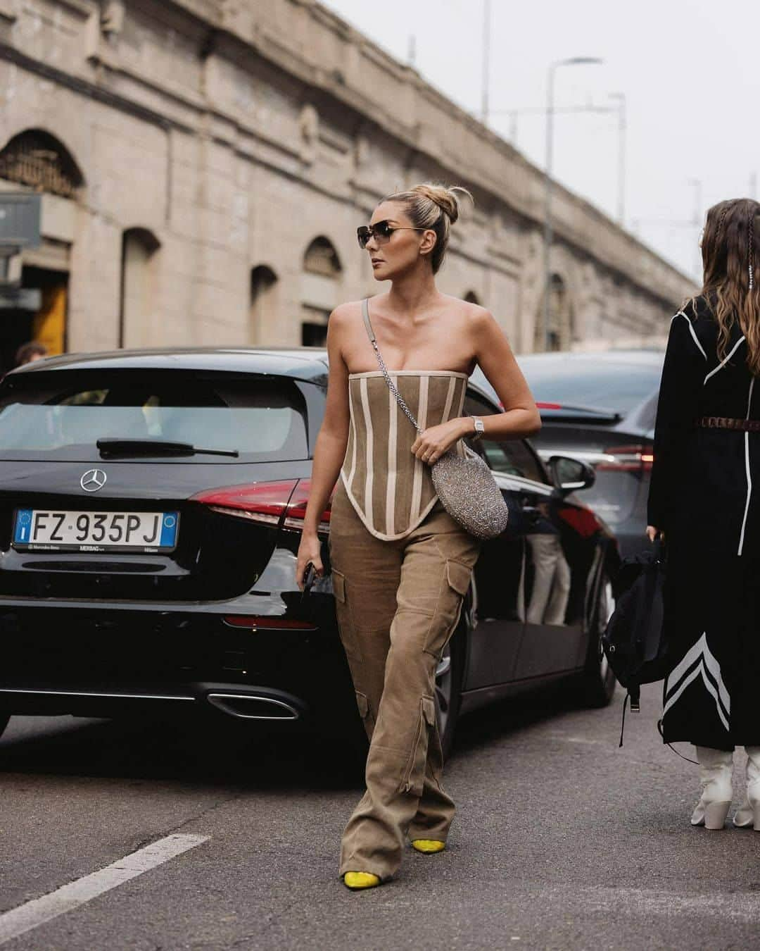 ANTEPRIMAさんのインスタグラム写真 - (ANTEPRIMAInstagram)「#Repost @marianamachado____  Spotted fashion blogger Mariana Machado styling #ANTEPRIMA FORTUNA #WIREBAG in Khakigentoto on a bustling street. The chic shiny brownish Khakigento shade match perfectly with Marina’s cool yet feminine style!  Shop the FORTUNA WIREBAG now.  #ANTEPRIMA #SpringSummer2023 #SS23 #WIREBAG #SummerBag #BeachBag #PoolBag #WaterResistenceBag #Miniature #MicroBag #MiniBag #CraftBag #CrochetBag #Handcraft #KnitBag #WorkBag #ItalianDesign #Craftmanship #アンテプリマ」5月23日 20時30分 - anteprimaofficial