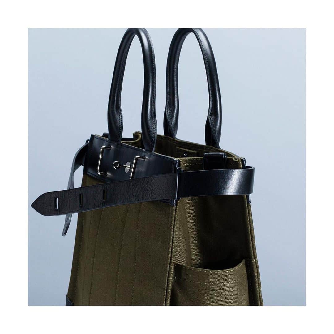 のインスタグラム：「. "FORK"  上品でクラシックな佇まいのトートバッグ「FORK（フォーク）」。  コットンのナチュラルな表情とナイロンの持つしなやかさと光沢が相まった、独特な風合いが特徴のオリジナル生地を使用しました。 ハイテクとローテクが融合したPORTERオリジナル生地に、エレガントな雰囲気を醸し出すパドロックやレザーを組み合わせたシックで実用的なシリーズです。  ショルダーストラップは幅が広く肩への負担を少なくするとともに、バッグを持つ時のアクセントになります。 是非、店頭でご覧ください。  ※吉田カバンオフィシャルオンラインストアからでもご購入いただけます。 https://www.yoshidakaban.com/product/search.html?sid=381&ssid=79  #yoshidakaban #porter #luggagelabel #potr #porteryoshida #madeinjapan #japan #heartandsoulintoeverystitch #porterflagshipstore #omotesando #tokyo #osaka #totebag #fork #吉田カバン #ポーター #日本製 #一針入魂 #フォーク」