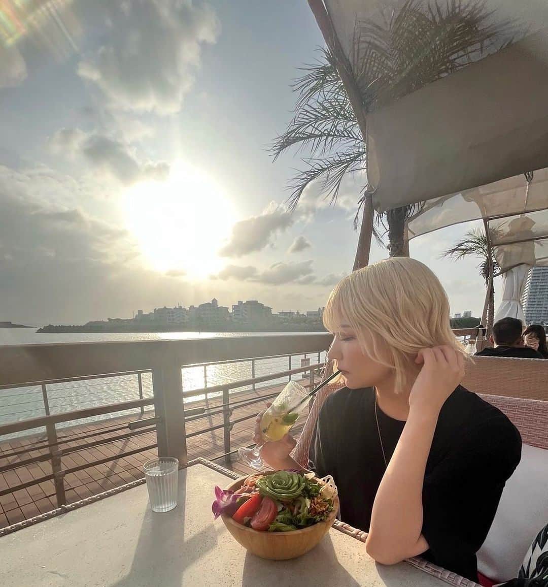 いーたろのインスタグラム：「弾丸沖縄旅行✈️ はじめての沖縄景色とか全て最高すぎるんだが🥹✨  久しぶりのみんな大好きノーマルカメラたろすけ🤟 #沖縄#沖縄旅行#いーたろ#私の沼にハマりなさい」