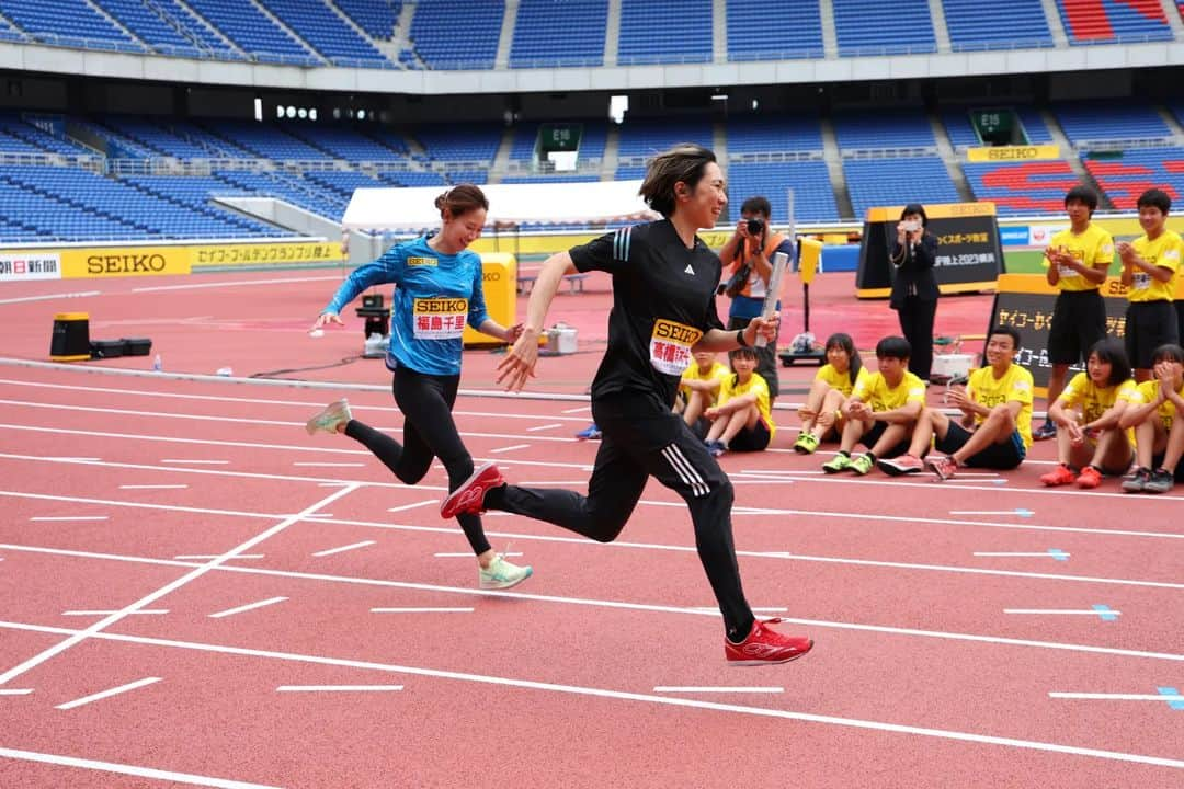 福島千里さんのインスタグラム写真 - (福島千里Instagram)「: わくわくスポーツ教室INセイコーGGP陸上2023横浜  参加してくださった中学生のみなさんの笑顔がイベントの成功に導いてくれました😄  今回はリレーをメインとした教室を行わせていただき、バトンがつながる感動や、緊張感があり、リレーの魅力を改めて感じることができました。  この教室でバトンのデモンストレーションを見せるということで、前日の夜に集まり練習した時間はとても楽しいひとときでした。  ゲストアスリートとして参加してくださった高平さん、江里口くん、ももこには感謝の気持ちでいっぱいです。 盛り上げてくださった、宇佐美さんはとても心強かったです。 ありがとうございました！ photo by AFLOSPORT #seiko」5月23日 20時32分 - chisatofukushima0627