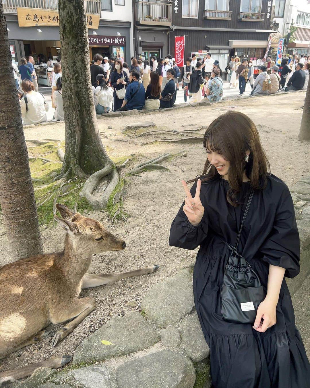 YUMIKAのインスタグラム：「初めての宮島⛩️ 鹿🦌は可愛いし 牡蠣🦪は美味しいし 今日も生きてるって感じでした🌛 #広島 #厳島神社 #鹿 #落ち着き過ぎてる #宮島」