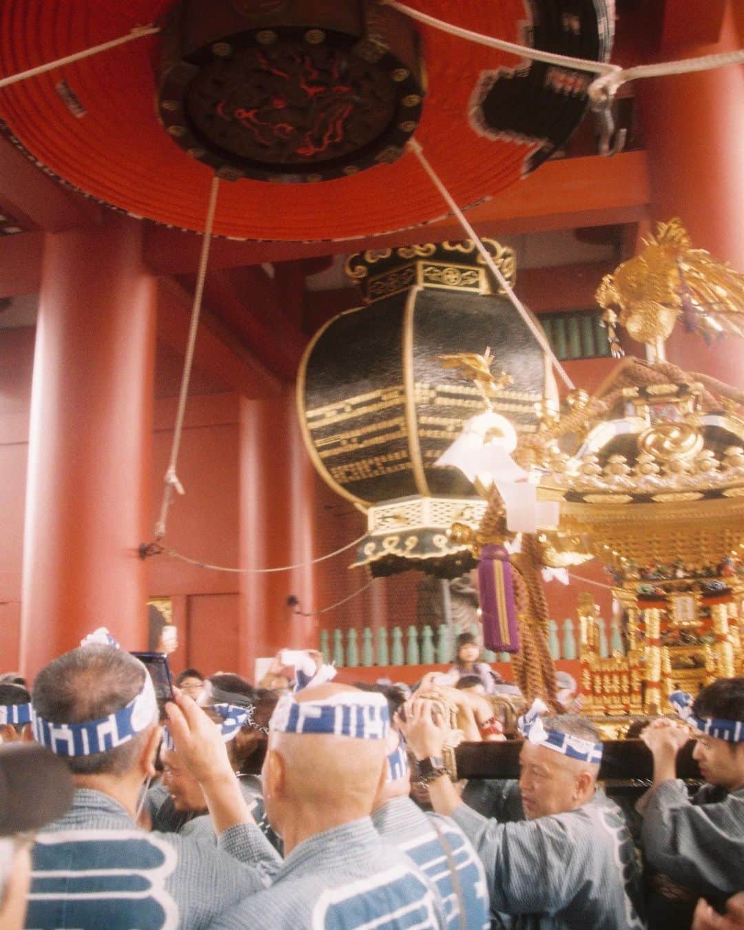 VICE Japanさんのインスタグラム写真 - (VICE JapanInstagram)「5月19日（金）〜21日（日）、東京・浅草の #三社祭 で、4年ぶりに神輿が街中をめぐる〈渡御〉が復活した。伝統的なお囃子屋台や浅草芸者によるパフォーマンスなど、日本の活気あるカルチャーを反映した祭りに、国内外から3日間で約200万人以上が集まった。  金曜日に行われる大行列（今年は雨のため中止）では、神職や浅草芸者、江戸時代の衣装をまとった人たちが浅草周辺を大行列で練り歩き幕を開ける。  土曜日には、100基近い神輿が町内を〈渡御〉する。浅草寺と浅草神社に持ち込まれた神輿は、浅草神社でお祓いを受けた後、各町内を練り歩き、神様に町を見せ、豊作を願うのだ。  最終日の日曜日は、早朝から浅草神社より大きな3基の本社神輿を担ぎ（今年は氏子宮出しのみ）、各町内を神輿を揺らしながら担ぎ、祭りを盛り上げる。神輿を揺らすのは、神輿に宿った神様の〈魂振り〉（たまふり）を行うためだ。居住区ごとにグループ分けされた町内の数百人の参加者が町会の半纏を身にまとい夜までアツい三社祭が続く。  三社祭は、師真中知（はじのあたいなかとも）、檜前浜成（ひのくまはまなり）、檜前武成（ひのくまたけなり）の三人を祀りつくられた、三社明神社（現在の浅草神社）から毎年5月の第3週末に開催される。  📷: @xcvllshawn⁠ ✏️: Keith Samson」5月23日 20時35分 - vicejapan