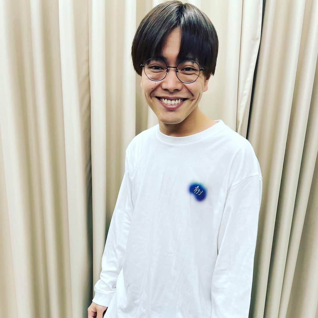 桃沢健輔さんのインスタグラム写真 - (桃沢健輔Instagram)「第二回単独ライブ「青タン」 グッズ販売があります！ ステッカーが400円 ロンTがどちらも4000円 会場で販売します！ 1日目の開場時間中、閉演後少し 2日目の開場時間で販売の予定です！  それと、配信が決定しました！ 遠方の方や ご予定の合わなかった方 会場チケットが買えなかった方も 会場に来てくださる方も ぜひよろしくお願いします！」5月23日 20時45分 - momozawa_kinnokuni