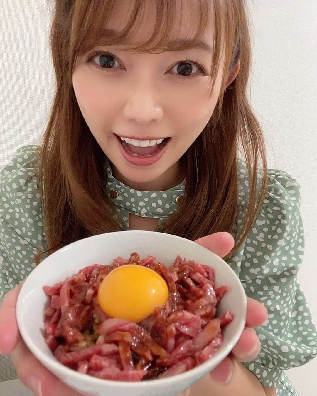 嶋村瞳さんのインスタグラム写真 - (嶋村瞳Instagram)「. ◆ 焼肉 牛宮城◆宮迫博之さんプロデュース お取り寄せ商品 太田牛トロユッケ丼(50g×3個) @gyugujo_miyasako  箱からオシャレ！高級感溢れてます🎶 冷凍で届き、食べる時に冷蔵で解凍して食べます🍴 ユッケも美味しいし、付いてるタレも美味しくてご飯がすすむ🍚 これを自宅で味わえるなんて、最高👍 ほんと牛宮城のお取り寄せ商品ハズレ無し！ (過去投稿にはちみつ梅の山芋キムチとチョコレートもご紹介してます)  PR @gyugujo_miyasako #牛宮城通販 #通販グルメ #お取り寄せグルメ #ユッケ丼 #ユッケ #牛宮城 #トリドリベース」5月23日 20時45分 - hitomi_shimamura_official