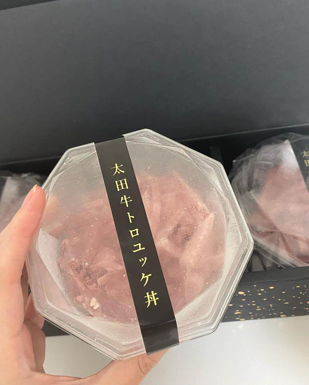 嶋村瞳さんのインスタグラム写真 - (嶋村瞳Instagram)「. ◆ 焼肉 牛宮城◆宮迫博之さんプロデュース お取り寄せ商品 太田牛トロユッケ丼(50g×3個) @gyugujo_miyasako  箱からオシャレ！高級感溢れてます🎶 冷凍で届き、食べる時に冷蔵で解凍して食べます🍴 ユッケも美味しいし、付いてるタレも美味しくてご飯がすすむ🍚 これを自宅で味わえるなんて、最高👍 ほんと牛宮城のお取り寄せ商品ハズレ無し！ (過去投稿にはちみつ梅の山芋キムチとチョコレートもご紹介してます)  PR @gyugujo_miyasako #牛宮城通販 #通販グルメ #お取り寄せグルメ #ユッケ丼 #ユッケ #牛宮城 #トリドリベース」5月23日 20時45分 - hitomi_shimamura_official