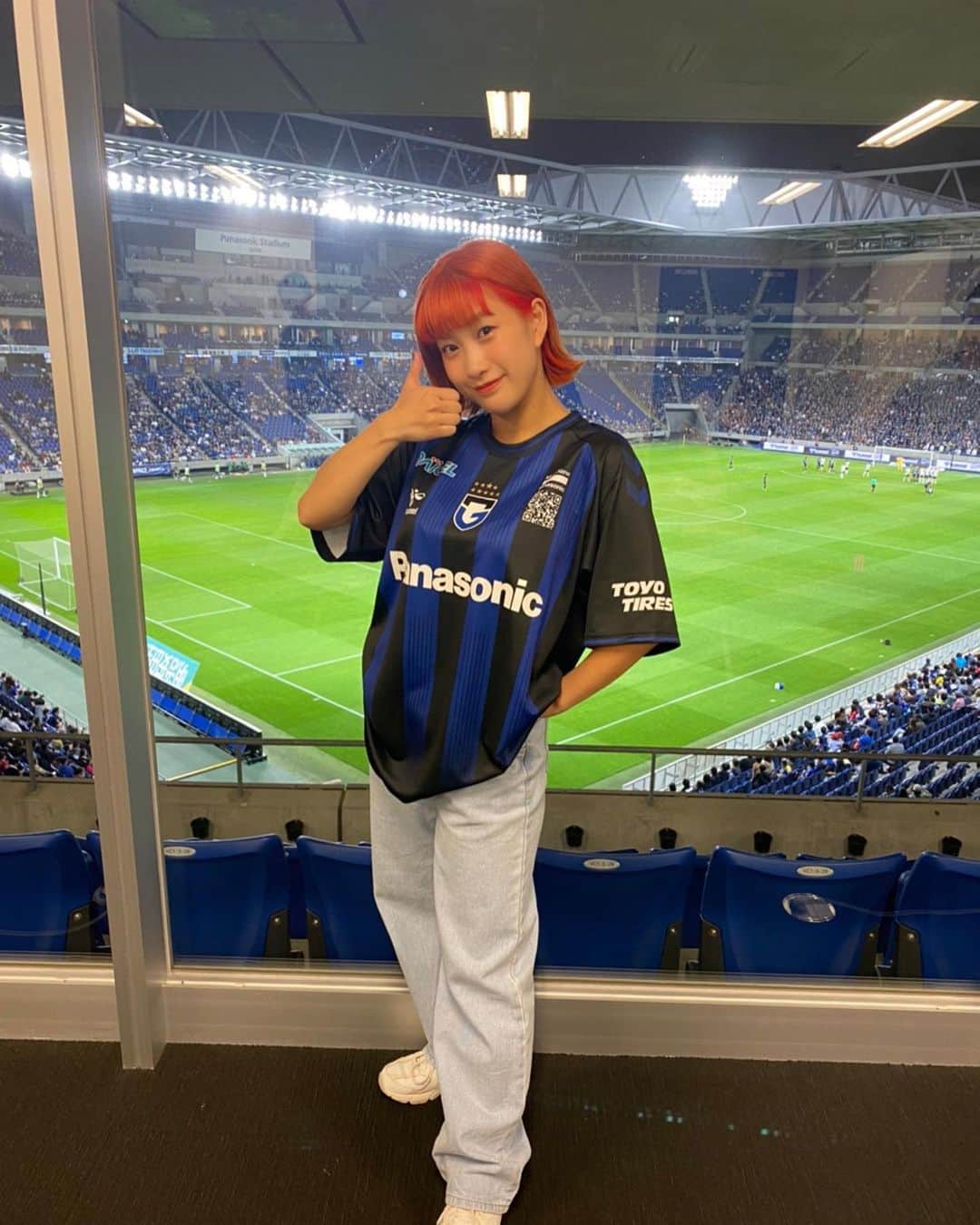 HANAのインスタグラム：「💙⚽️💙⚽️💙  私が振り付けさせていただいた #ガンバ大阪 さんの #モフレムダンス を パナソニックスタジアムで 踊らせていただきました😌♡  おっきなスタジアムでのモフレムダンス💙⚽️ 緊張しましたっ🫨 そして生で初めて見たプロサッカーの試合🥺♡ とっても大迫力で私も声を出して応援しちゃいました🤭 また観に行きたいなっ💙⚽️  みんなも #モフレムダンス 踊ってみてね🧏‍♀️ ありがとうございました💙✨」