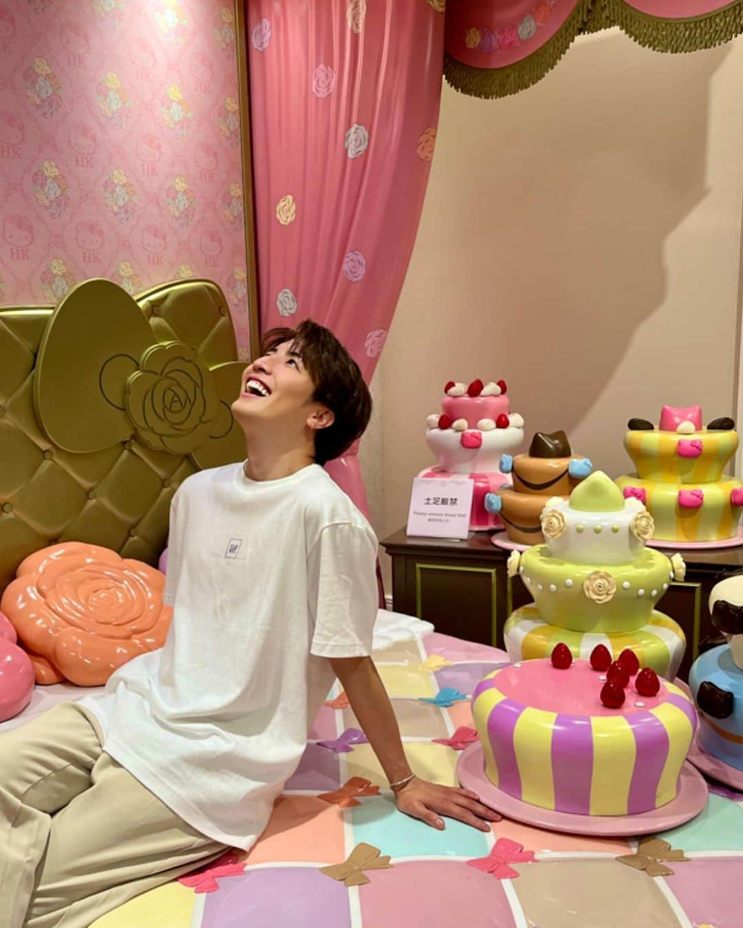 松岡卓弥のインスタグラム：「ピューロランドまじどこも映えスポットでした🥺✨  絶対また行く！！笑  かわいい写真いっぱいあって 写真フォルダがカラフルな可愛いで埋め尽くされてる🤣💕  推しキャラ決めきれなかったから また行ってまだ会えてないキャラクターたちに会う！笑  #サンリオ#ピューロランド#映え#沼#ハマった#可愛かった」