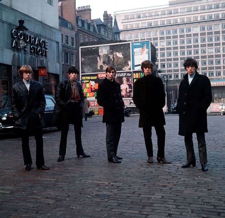 The Rolling Stonesのインスタグラム：「How Leicester Square, London looked in 1964! 🇬🇧  One of the many iconic shots the brilliant Terry O'Neill photographed of the Stones back in the early days..  #therollingstones #1960s #photography」