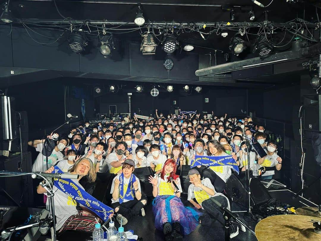 halcaさんのインスタグラム写真 - (halcaInstagram)「LAWSON presents halca first tour "nolca solca culca" aichi SPADE BOX 2023.4.30 ⁡ 熱かったし暑かった！！ 会場めっちゃ揺れてたのが印象的だったなあ🤣 ⁡ みんなのエネルギーがすごい伝わりました！❤️ ⁡ もっと話したいこといっぱいあったのでそれはまた今度ね♪ ⁡ Ba. あさちゃんが最前列に馴染みすぎててお気に入り🤣 ⁡ それくらいファンの皆さんとの距離がめちゃ近い会場だった！ ステージもかなりぎゅぎゅぎゅなかんじ！ 形は縦に細長かった！ ⁡ #halca #nolcasolcaculca #ツアー #ライブハウス #愛知 #spadebox」5月23日 20時39分 - halca.77