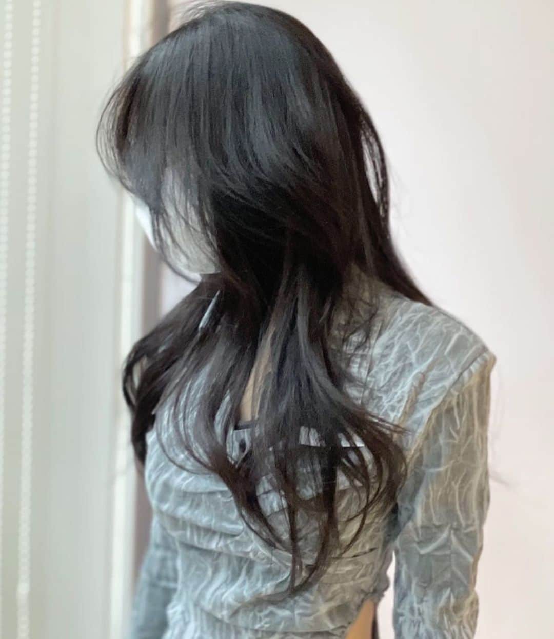 原涼香のインスタグラム：「#레이어드컷 🖤 巻いても巻かなくても可愛い人気STYLE🎀 ㅤㅤㅤㅤㅤㅤㅤㅤㅤㅤㅤㅤㅤ オススメmenu ⚫︎カット ⚫︎プレミアムケアカラー ⚫︎HITAトリートメント ㅤㅤㅤㅤㅤㅤㅤㅤㅤㅤㅤㅤㅤ ㅤㅤㅤㅤㅤㅤㅤㅤㅤㅤㅤㅤㅤ  ㅤㅤㅤㅤㅤㅤㅤㅤㅤㅤㅤㅤㅤ #SHIMA#韓国ヘア#韓国スタイル#レイヤーカット#ワンホンヘア#ワンホン#ダークトーン#網紅#初カラー#暗髪#ベージュカラー#ラベンダーカラー#グレージュ#オリーブカラー#透明感カラー#銀座美容院#銀座美容室#美容師#시스루뱅#레이어드컷#koreanhair」