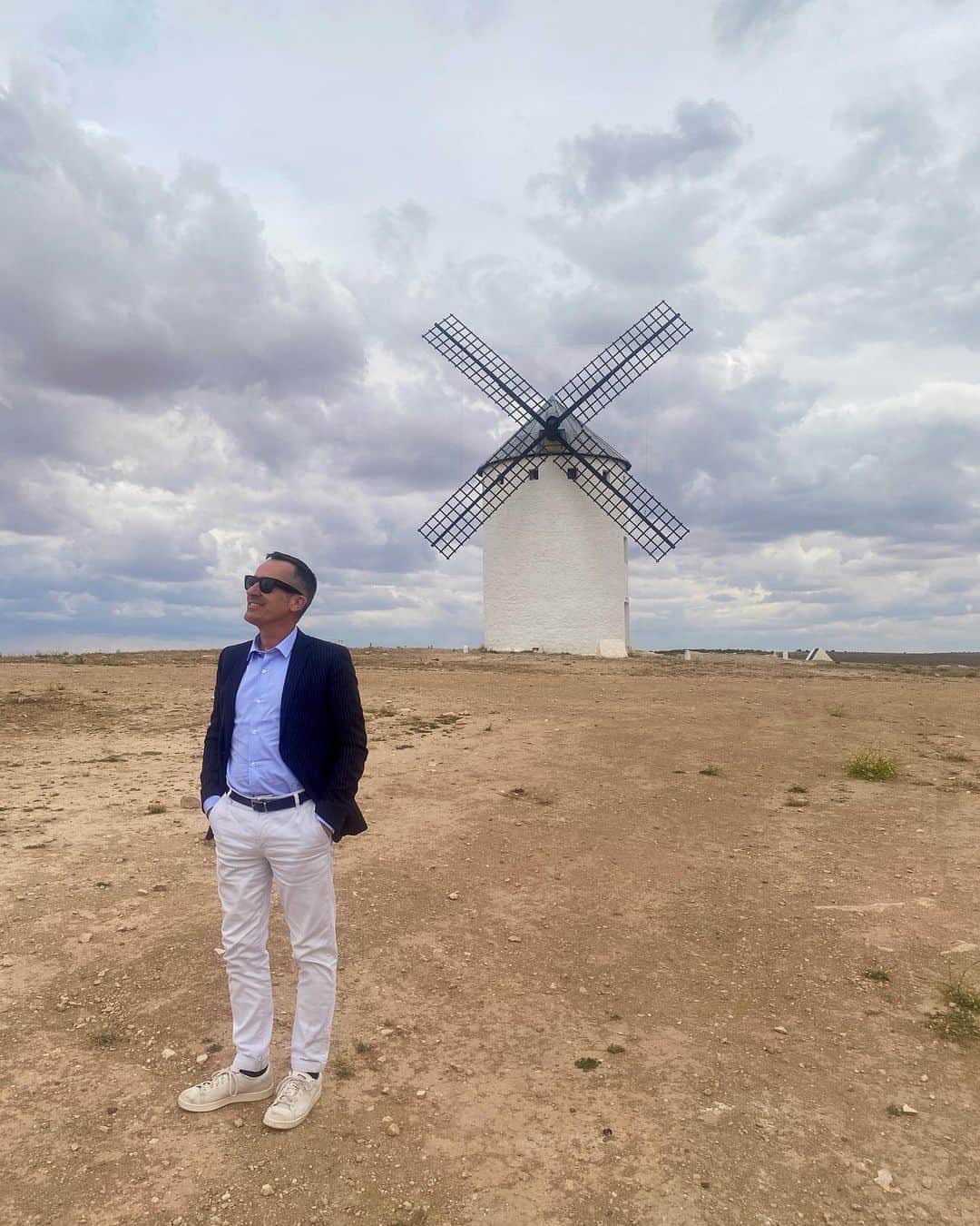 ガルシアマドリッドのインスタグラム：「A la Mancha manchega que hay mucho vino mucho pan, mucho aceite mucho tocino. Y si vas a la Mancha no te alborotes porque vas a la tierra de Don Quijote.  @garciamadrid #garciamadrid」