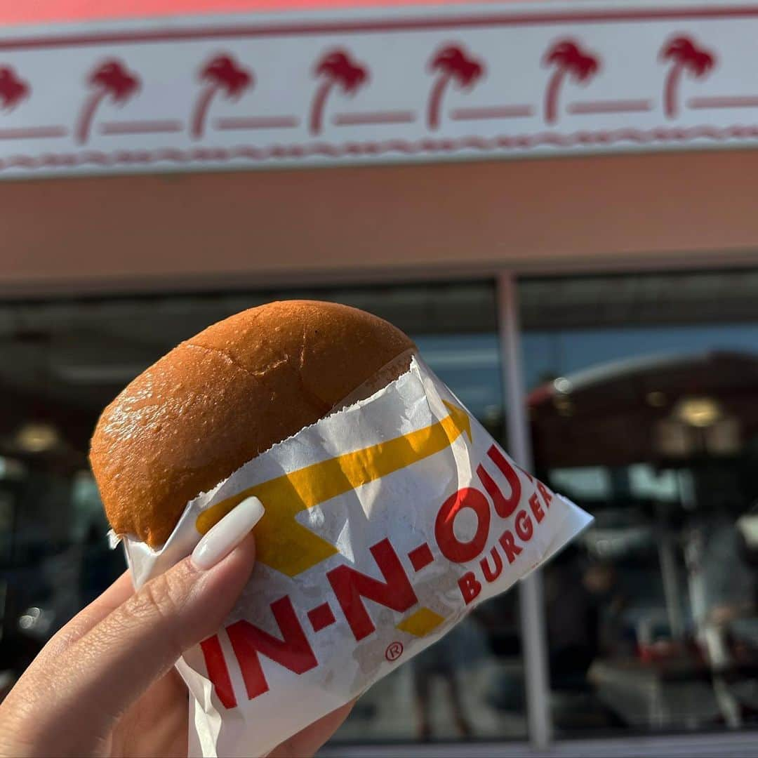 Mのインスタグラム：「My favorite burger @innout 🍔🍟  #アメリカ旅行#ロサンゼルス旅行#ロサンゼルス観光#子連れ海外旅行#子連れ海外#1歳海外デビュー#gw旅行#ゴールデンウィーク旅行#子連れ旅行#旅行が好き#海外旅行#子連れ飛行機#マタニティコーデ#マタニティ記録#妊婦コーデ#男の子ママ#女の子ママ#令和5年8月出産予定#時差ボケ問題#子連れ海外旅行レポ#第2子妊娠中#家族旅行#ベニスビーチ#ベニスビーチカリフォルニア#家族海外旅行#インアンドアウトバーガー」