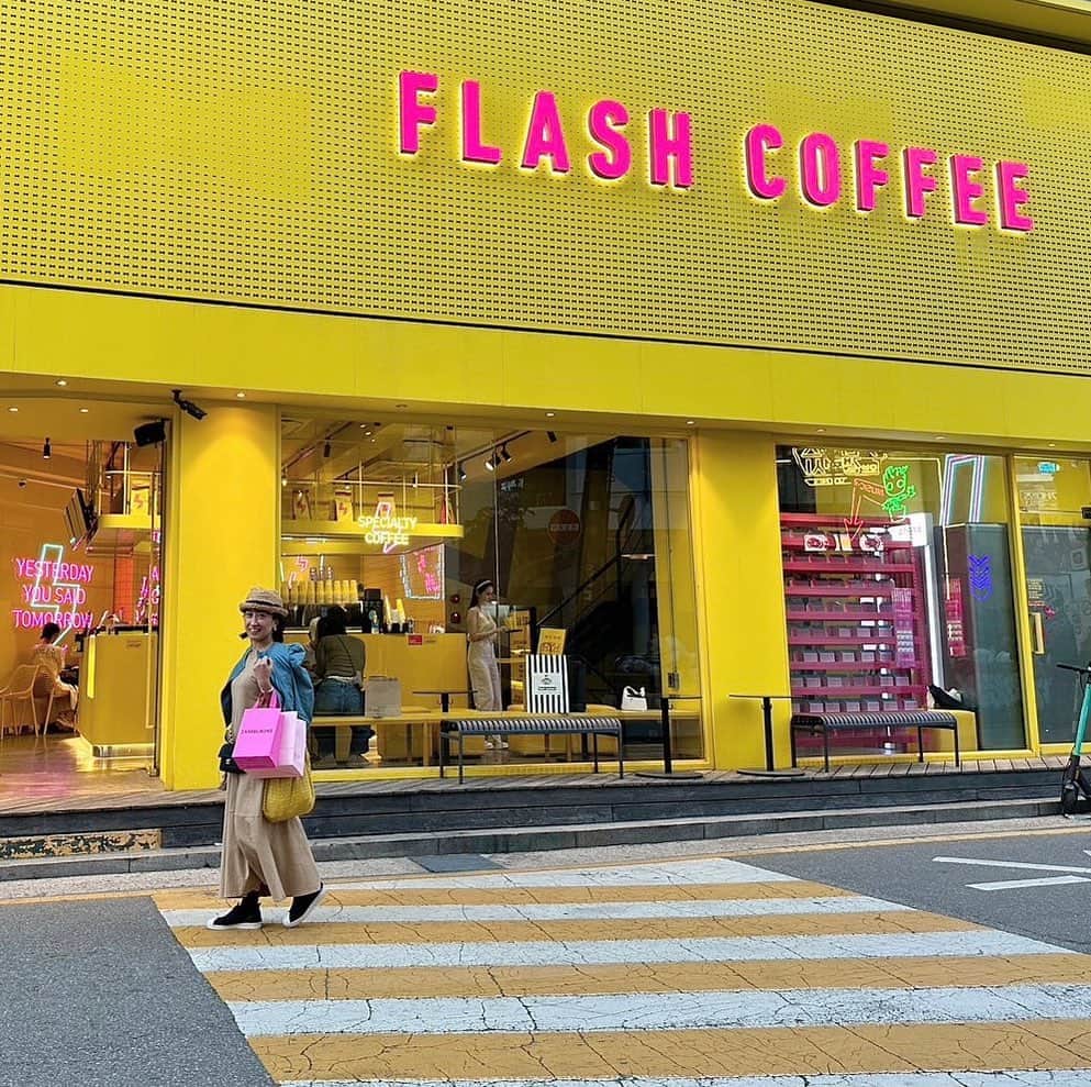 小川薫さんのインスタグラム写真 - (小川薫Instagram)「【ソウル カフェ&スイーツ】 . カロスキルへ☕️ ソウルのカフェはかわいいショップが多いですね。 映えよりコーヒーショップ「IKOVOX（イコボックス）」でアイスコーヒーを。美味しかったから豆も買えばよかったな。 マドレーヌの「ETOILE（エトワール ）」も並んでいなかったので寄りました。フィナンシェやクイニーアマンが人気だそう。 お花屋さんも若い人が気軽に買えそうなショップを たくさん見かけました💐 . #カロスキル　#ソウルカフェ　#ソウルマドレーヌ #ソウルスイーツ　#etoile #ikovox #ソウル　#韓国　#seoul #salondeclover  #サロンドクローバー #小川薫 #料理研究家　#テーブルコーディネーター #堀江 #イタリアンレッスン　#料理教室　#料理教室大阪」5月23日 20時40分 - salondeclover