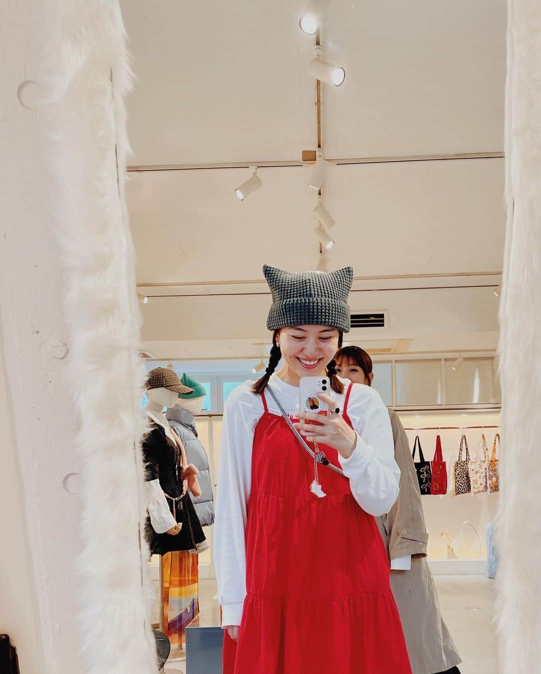 金井美樹 のインスタグラム：「ねこ帽、届くの楽しみ🐈 @casselini_official   #ひょっこり愛ちゃん」