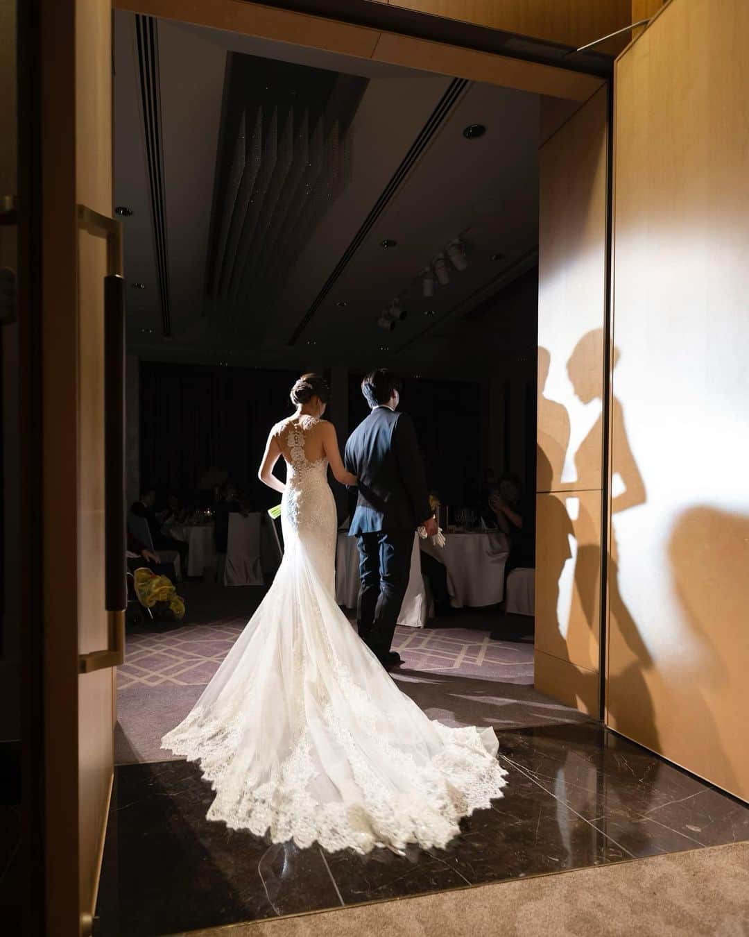 岡田沙知のインスタグラム：「. ドレスは定番のプリンセスラインと 迷いに迷ってマーメイドに👰🏼‍♀️🤍 . #wedding」