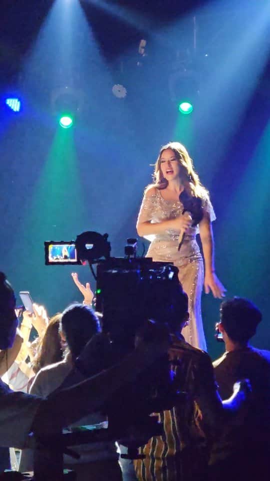 Raisa Andrianaのインスタグラム：「Welcome to another a day in my life aku. Kali ini bener-bener special karena edisi shooting Dettol Activ-Botany Bodywash, salah satu pengalaman paling seru buat aku 😍 Wanginya yang luxurious bikin aku selalu ngerasa habis keluar dari spa kalo abis mandi, pokoknya bener-bener manjain dan bisa lindungi aku untuk pampering time aku setiap hari.  Don't forget to pamper yourself with Dettol Activ-Botany setelah padatnya aktivitas yaaa! Lagi ada promo juga nih, kamu bisa beli Dettol Activ-Botany di Alfamart tanggal 24-31 Mei dengan harga 19.9K aja loh!  Btw scene favorit kalian yang mana nih?  #DettolActivBotany #DettolMelindungi」