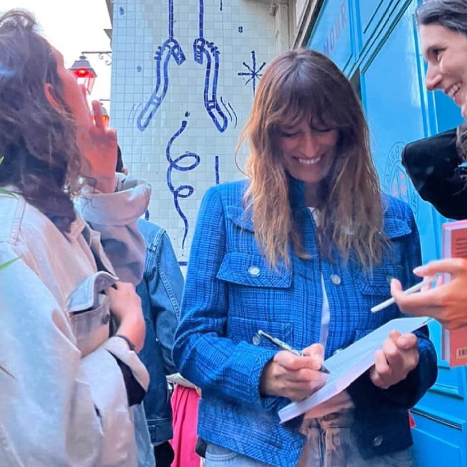 カロリーヌ・ド・メグレのインスタグラム：「And the book is out!!! 🎉 On vient signer nos guides en librairie très bientôt! Merci @manupayet @zaziemiammiam @gwilherm_de_cerval @editionsjclattes @susanna__lea @hotelsamourparis @fleurbertin @andresaraiva ❤️❤️❤️ #LaTraverseeDeParis  Photo @leaamaretto」