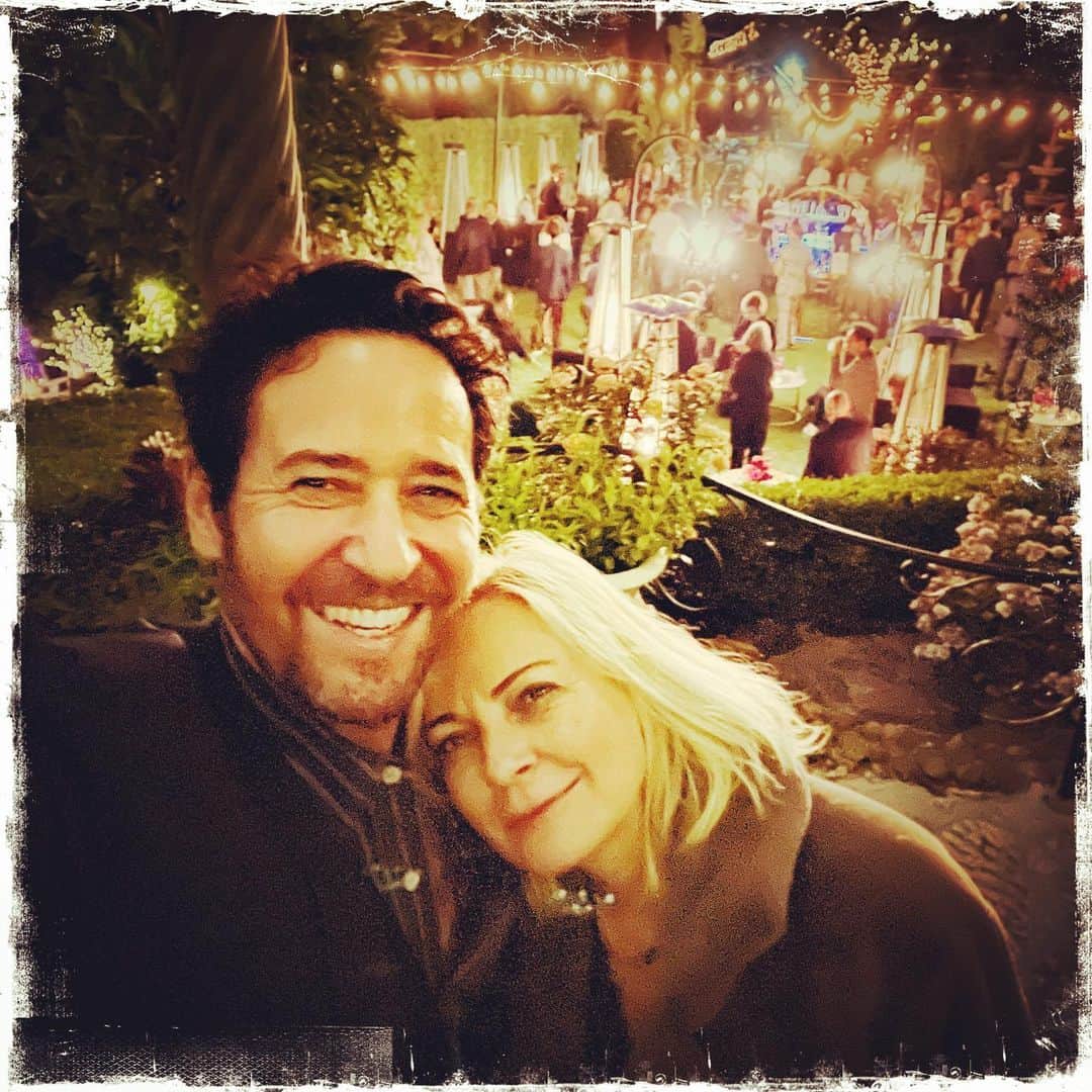 ロブ・モローのインスタグラム：「Out & about @houdiniestate w/the ever beautiful @debbonayer」