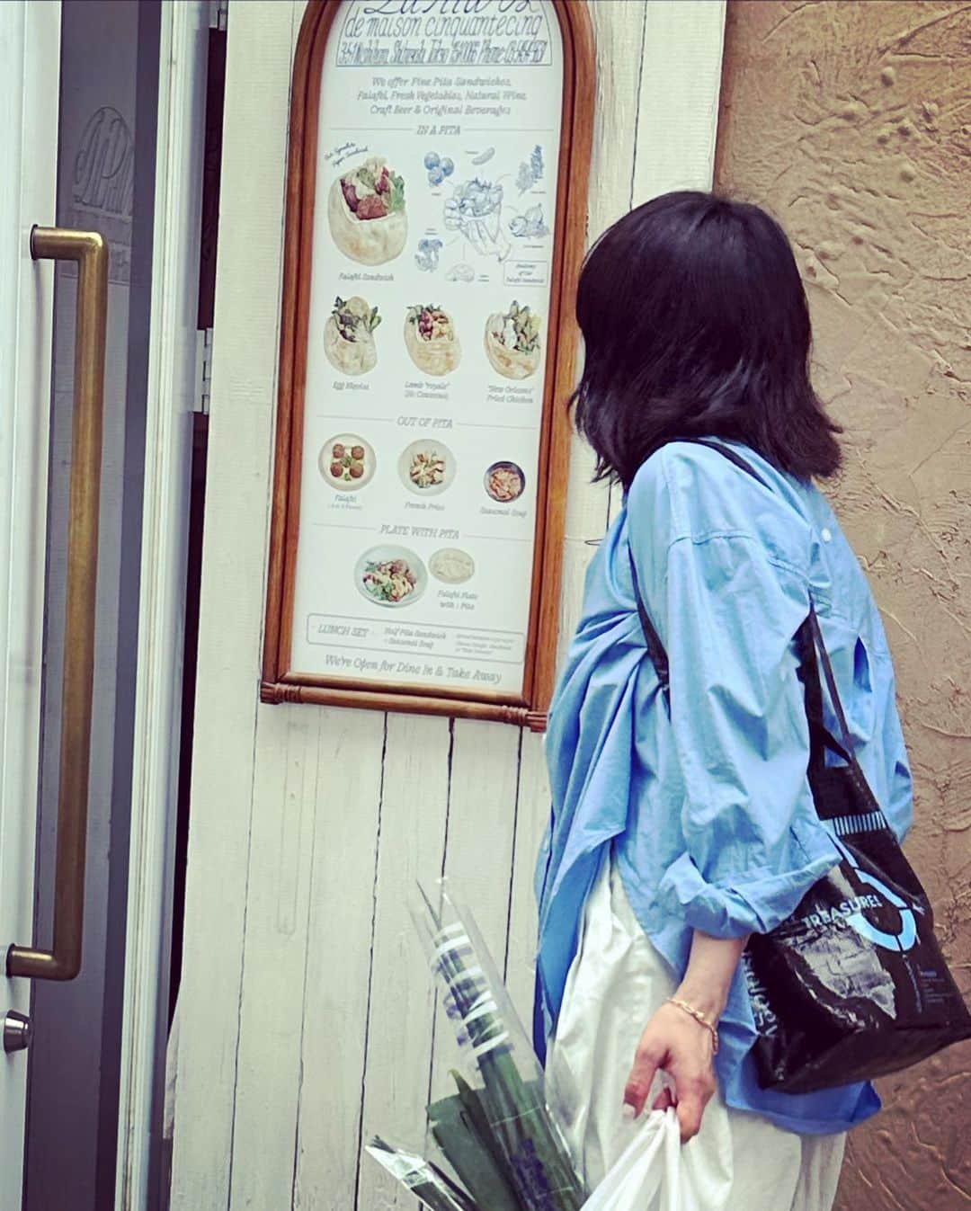 風間ゆみえさんのインスタグラム写真 - (風間ゆみえInstagram)「あ、ここだ‼︎  お花屋のなおちゃんが週の半分通うピタパンサンドイッチのお店。  美味しそう… レストランに寄りたかったけど、すっかり食材をお買い物したあとで…  また次の楽しみにしよ☺️✨  しかし、髪伸びたな。」5月24日 2時10分 - yumie_kazama