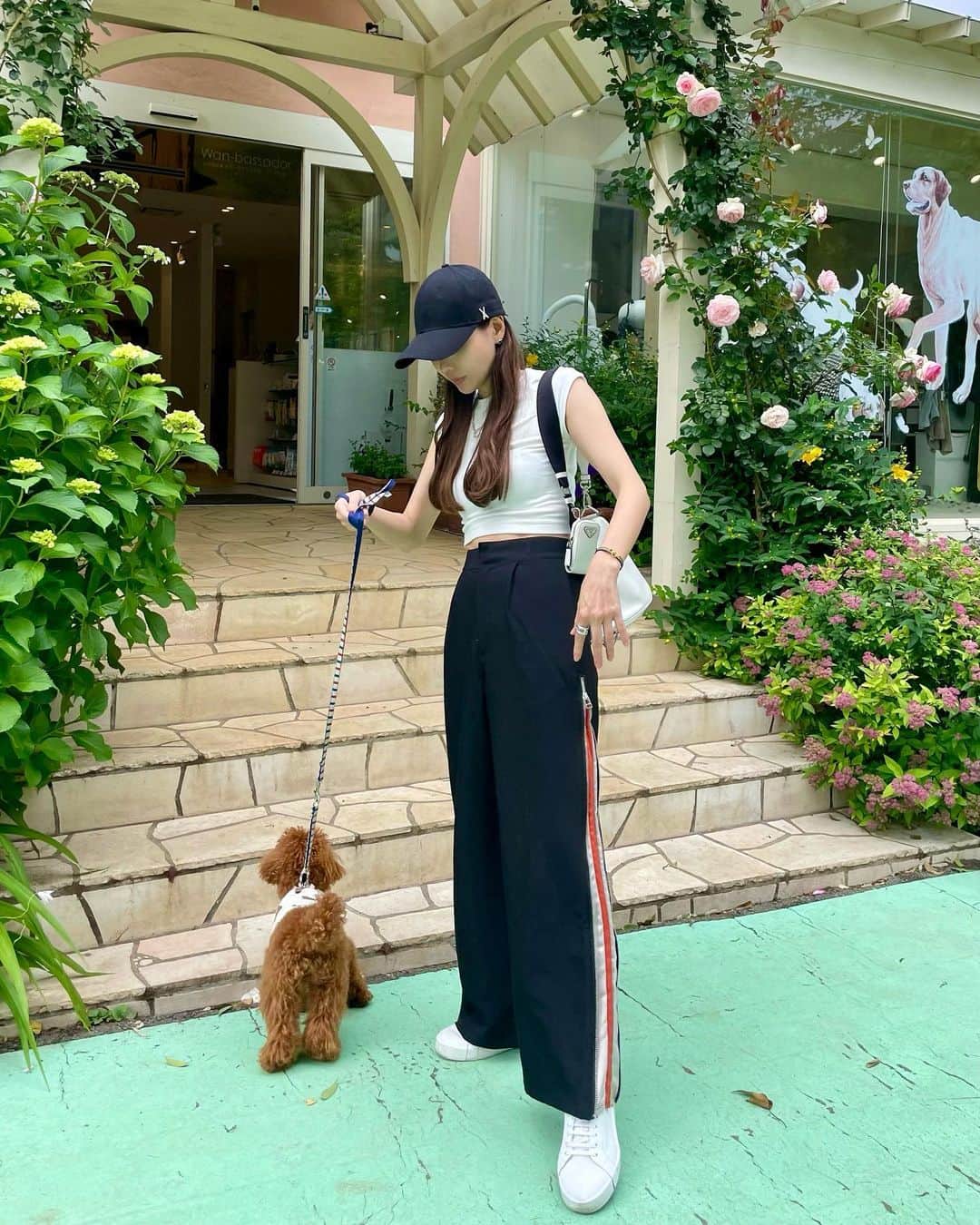 Aoiのインスタグラム：「かおりちゃんとクムたんとティナと車でおでかけ🫶🐶👩🐶 @okuyama_kaori   @casane_csn のジップパンツ楽ちんで可愛かった❤️」