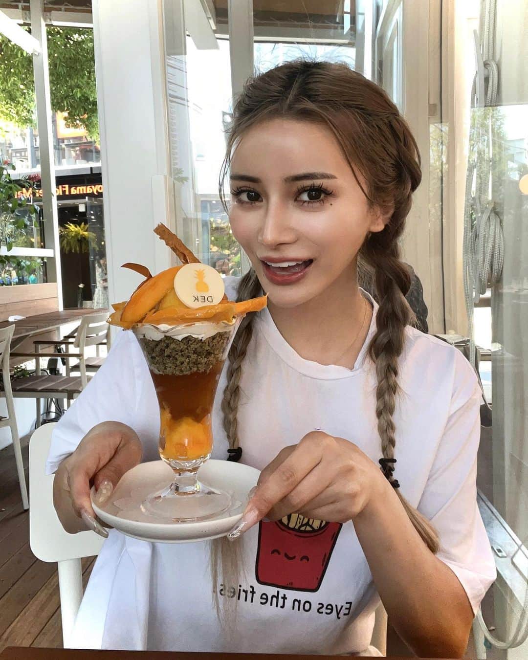Chikoのインスタグラム：「テラスでparfait🍨🥭💕 (服ださいしドすっぴんで失礼します🙇‍♀️ ̖́-) . . 朝食作るの面倒臭いから よく朝食行くけど スイーツも美味しいの🍎🍊🍈🧡 . シェイクはいつも頼む💓💓💓 . 青山にあるお洒落なrestaurant🍴 dinnerもスタートしたから 今度行くんだぁ楽しみだよ💗💗💗 . . #青山dek #南青山 #南青山グルメ #gourmet #マンゴーパフェ #東京グルメ」