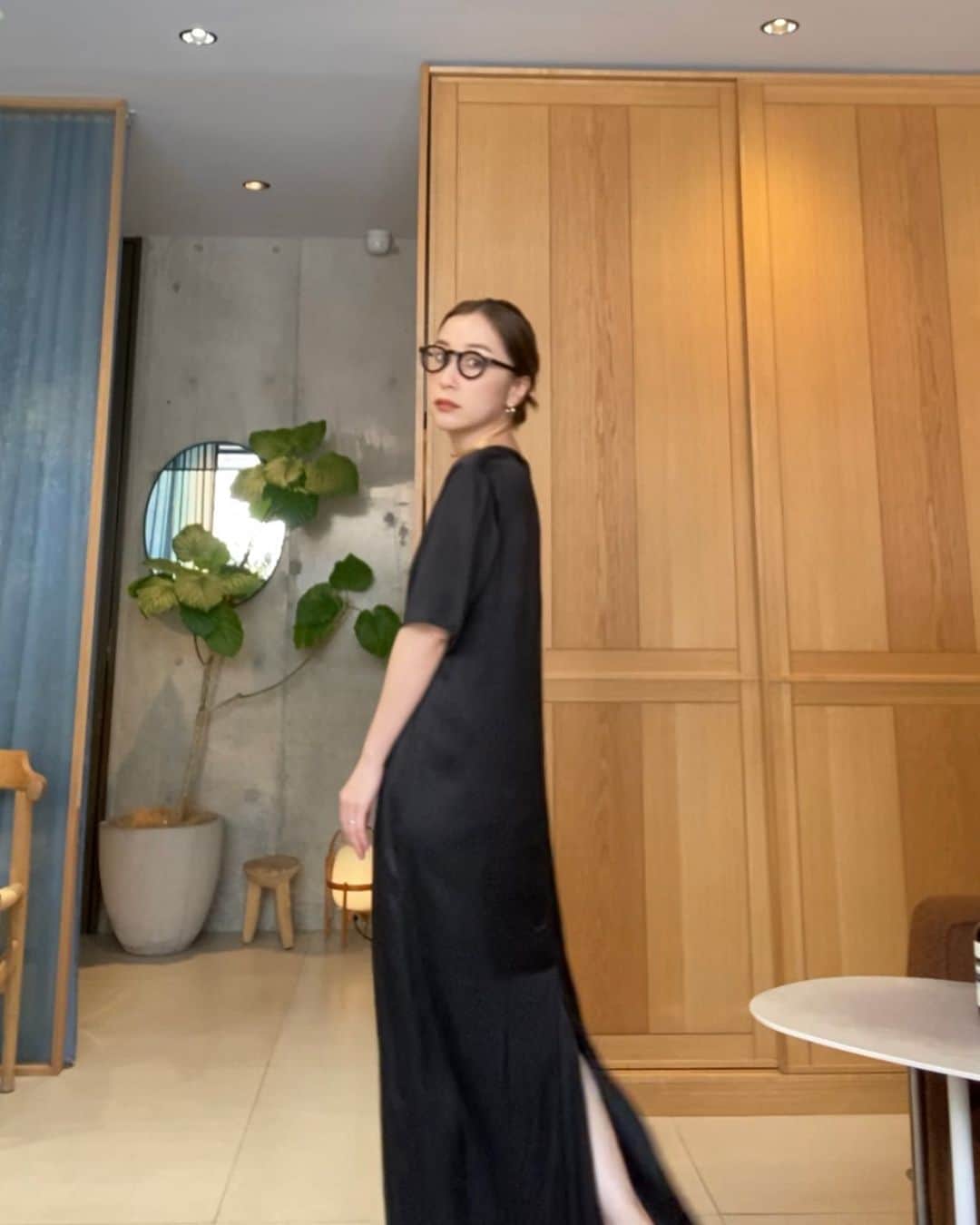 土田瑠美のインスタグラム：「年齢を重ねてBlackも より好きになったなー。  シンプルなものこそ 素材やデザインにこだわりたい。  #greedinternational」