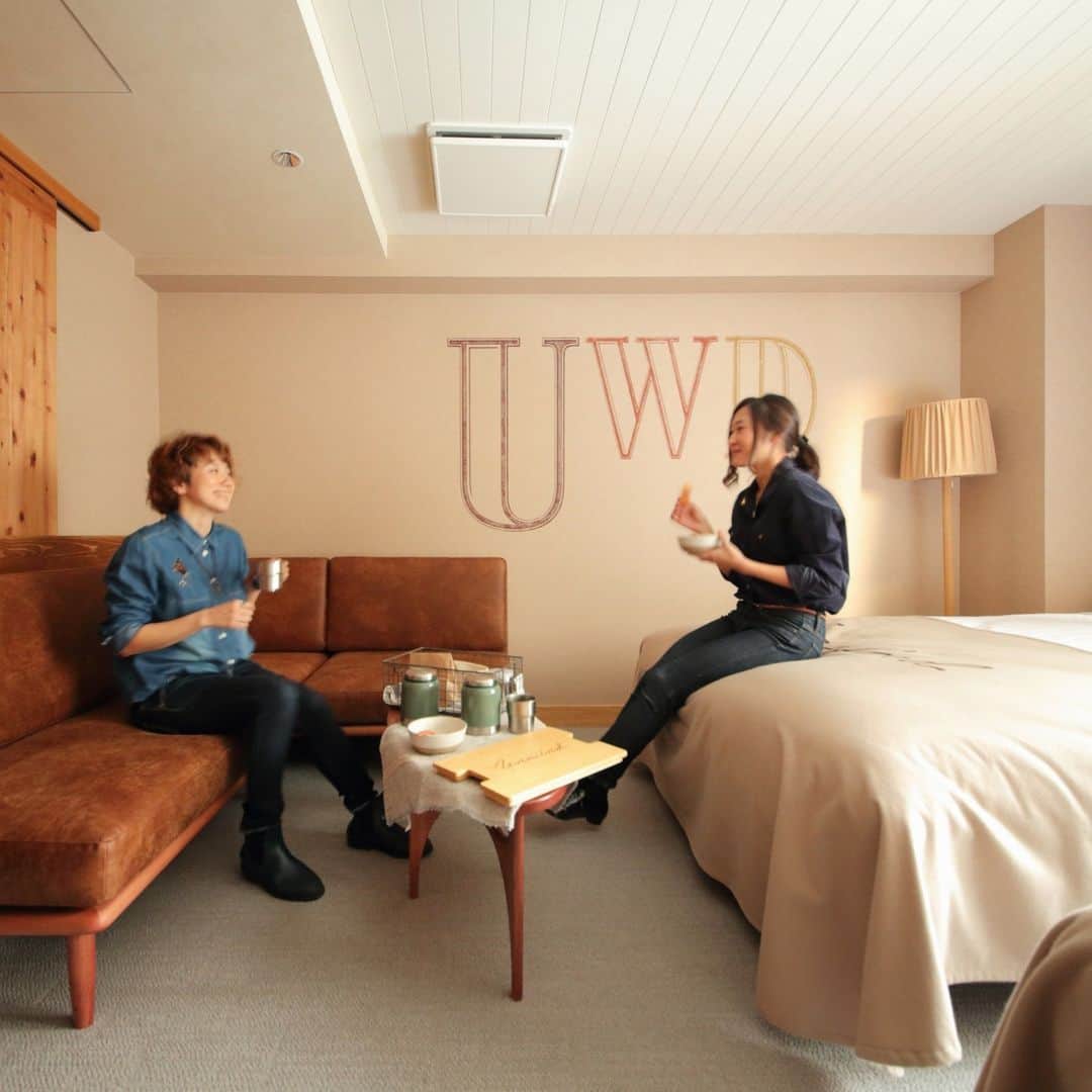 UNWIND HOTEL&BAR THE LODGE-LIKE HOTELさんのインスタグラム写真 - (UNWIND HOTEL&BAR THE LODGE-LIKE HOTELInstagram)「薪ストーブや屋上テラスのある山小屋みたいなホテル。⁠ ⁠ アンワインド札幌ホテル＆バーは⁠ ロッジライクな非日常感な体験ができる⁠ ライフスタイルホテルです。⁠ ⁠ 宿泊しなくてもバー利用も可能ですので⁠ ぜひ気軽に遊びに来てください。⁠ ⁠ ・⁠ ⁠ #アンワインドホテルアンドバー札幌⁠ 　北海道札幌市中央区南8条西5丁目289-111⁠ ⁠ #ignis ⁠ ⁠　⁠OPEN：19:30~⁠ 　CLOSE：23:30 (L.O.23:00)⁠ ⁠ ・⁠ ⁠ #unwindhotelandbarsapporo⁠ #unwindhotelandbar#hotelunwind ⁠ #イグニス⁠ #unwindkitchen⁠ @explorelively⁠ ⁠ #札幌ホテル #北海道ホテル ⁠ #札幌バー #札幌bar #ルーフトップ #ルーフトップテラス #焚き火⁠ ⁠#ペンドルトン #pendleton #薪ストーブのある暮らし #ログハウス #ロッジ #ホカンス #ホテル巡り #ホテル女子会 ⁠#hotel #hokkaido #trip #japantrips #pendleton」5月23日 20時55分 - unwind_hotel_sapporo