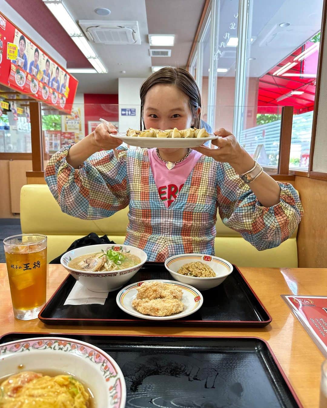 青木美緒のインスタグラム：「何年振りかの餃子の王将🥟🥟🥢🥡 .  そろそろ出産準備しなきゃと思って色々リサーチしつつ、少しだけ買い物した☺️🛒 (でも進まない🥲 これは良かった！ものとかあれば教えてください🥲💭💭 #マタニティ #マタニティコーデ」