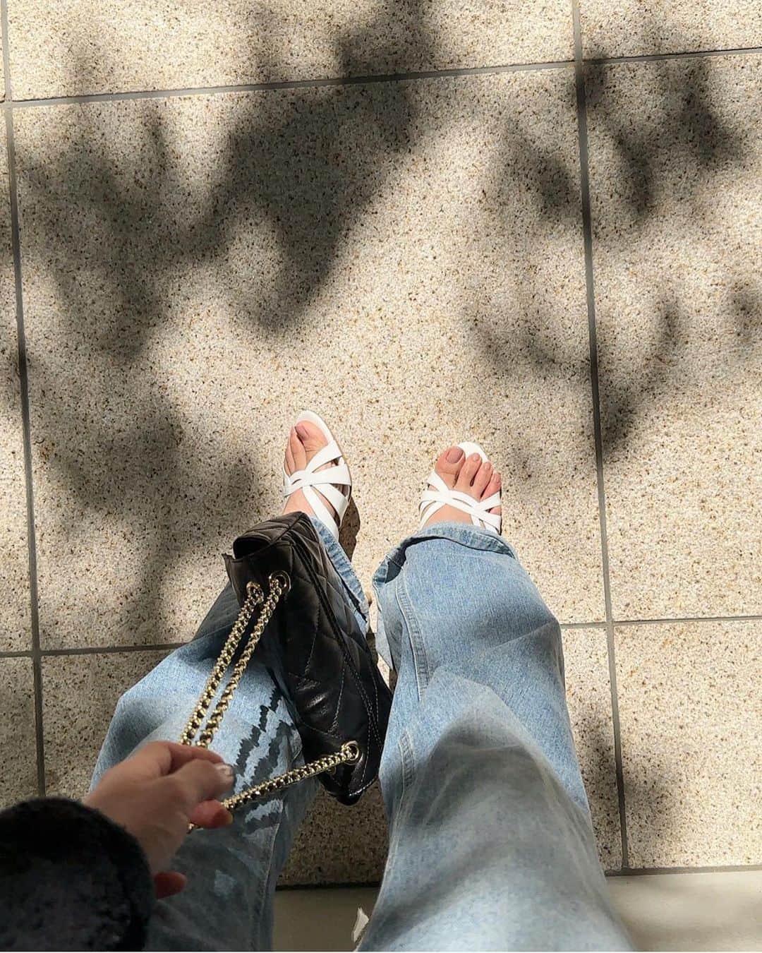 shihori.kathleenのインスタグラム：「🌞 ネイルの色で印象が変わる低めの白ヒール👡🤍✨  今まで疲れるからって太めヒール履きがちだったけど 最近は細めの気分🪷🫶🏻」