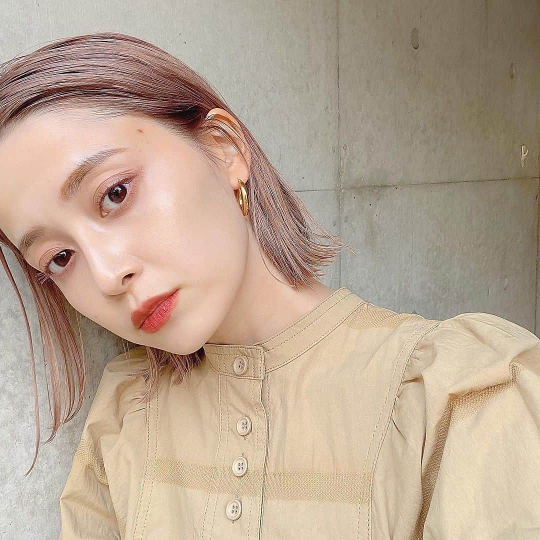 Momoのインスタグラム：「. ピンクベージュと bob♡ . ブリーチ1〜2回必須です♡ . .  . ✔️画像を保存してカウンセリングの 時にみせてください♡♡ .  イメージを変えたいけど短くするのも ブリーチをするのも勇気がいる🥺 . そんな方にも幅広くその方にあった提案 をさせて頂き一緒におしゃれを楽しみましょう♡ . ブリーチカラーは【ケアブリーチ】を 推奨しております♡ . ケアブリーチは従来よりも髪の毛への ダメージが94%cutされます！ . ブリーチなしのダブルカラーも 提案させて頂きますのでぜひご相談ください♡ . 12／3から 新店舗　GARD/ëN (ガーデン／エン) がopen♡♡ . 場所は表参道♡♡ 新しいこだわりのつまったお店で ぜひお会いできるのを楽しみに お待ちしております♡♡ . . ご予約はTOPからご予約サイト に飛べます✈︎♡(料金もそちらを参考に) . ご新規様も喜んでお待ちしております♡ . お電話.DMからも受け付けております♡ (DMは返信が遅くなる可能性が ございますのでそちらご了承下さい🙇‍♀️)  . .  〒150-0001 東京都渋谷区神宮前5-39-2 2F . TEL☎︎ 03-6712-5995 . 表参道駅から徒歩5分🚶🏼‍♀️(A1出口) ( 銀座線/千代田線/半蔵門線 ) . . 月 定休日 火・水　11:00〜20:00 木・金　12:00〜20:30 土　10:00〜19:00 日　10:00〜19:00 祝　10:00〜19:00 . . ぜひ、ご予約お待ちしてます♡♡ . codeアカウントはこちら   @__cd.momo____________ ♡ . ぜひフォローしてください♡ .」