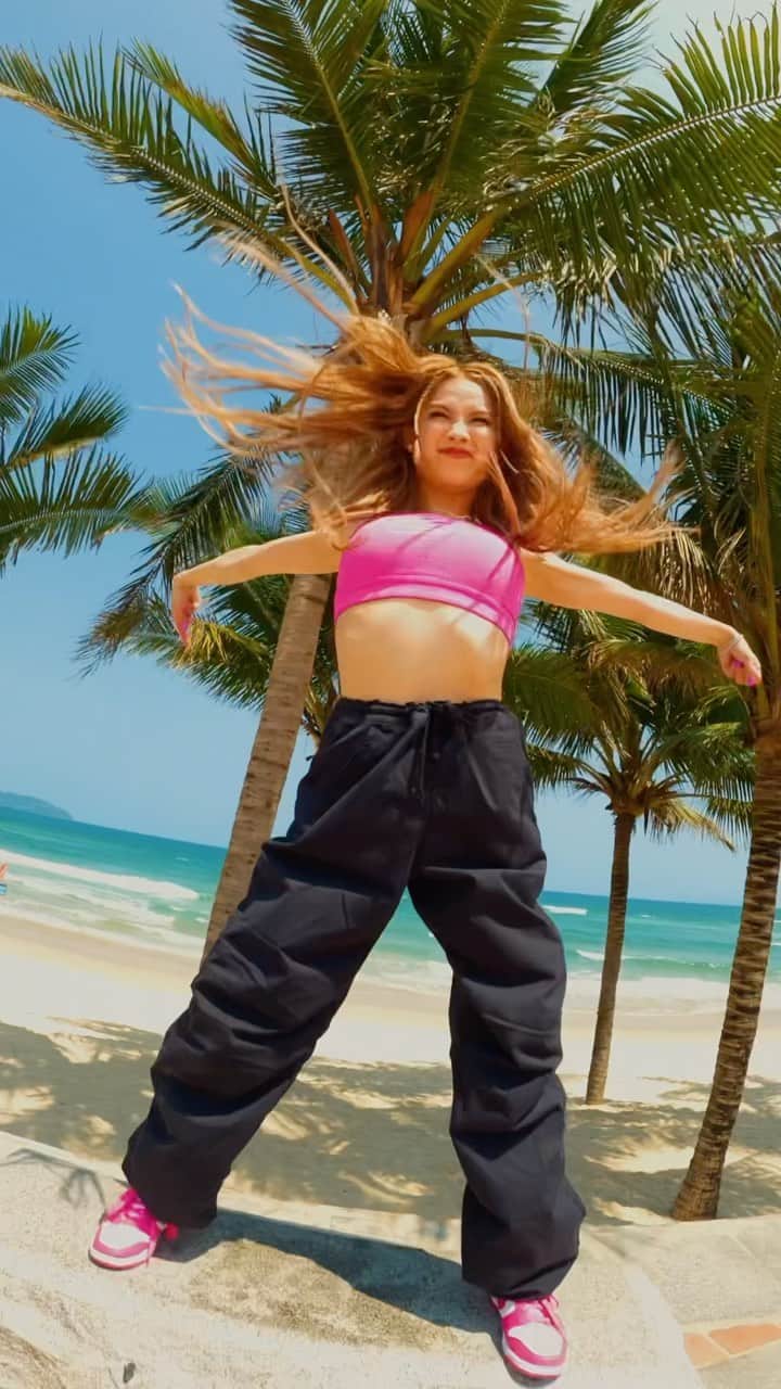 今田惟吹のインスタグラム：「Collab @vibrvncy ✖︎ @ibuki.japan 🌴🌺🥭 SUMMER VIBES WITH US 🙌🏻  📸 @jyshih21 @chad.mayate  💃🏼 @ibuki.japan  📍@radikalforzejam @summerjamdancecamp」