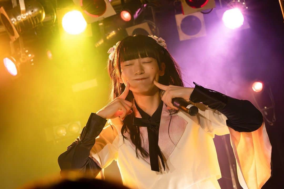 橋本美桜のインスタグラム：「こちらのハシモトはHAPPY HAPPY TOMORROWで観測できます  #アイドル #IDOL #偶像 #パッツン前髪 #ロングヘア  #黒髪 #黒髪ロング #巻き髪 #ハーフツイン #ライブ #ライブ写真 #衣装 #アイドル衣装 #ピンク #ootd」