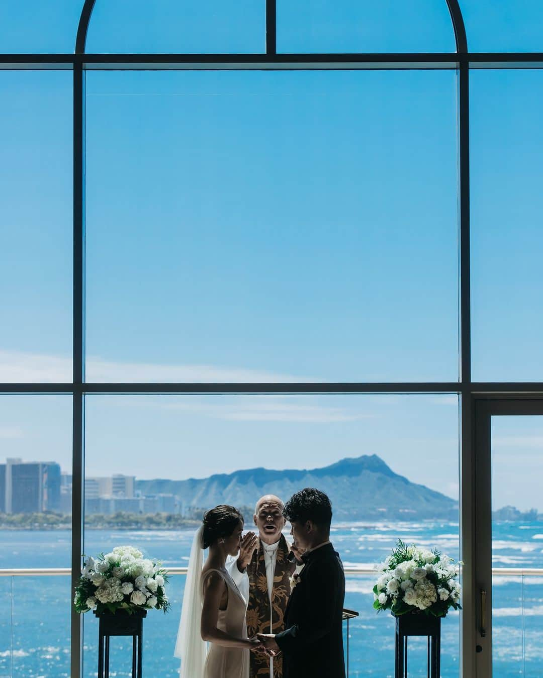 The Terrace By The Seaさんのインスタグラム写真 - (The Terrace By The SeaInstagram)「@the_terrace_by_the_sea Hawaii Wedding情報はこちら𓂃𓈒𓏸  ---------  朝の陽射しが優しく降り注ぐカウイチャペル𓈒𓏸  そしてワイキキに打ち寄せる波  ダイヤモンドヘッドに見守られながら温かな挙式を𓍯  ----------  = produce = モチーフ @motif_resort   = photo = Ken @sakaken @laviefactoryhawaii  = make = Yukari @yukariogaya   --------------------  【Good News】アメリカ入国時のワクチン証明、5/11廃止！ESTA申請のみでハワイ渡航可能になりました◎  ハワイのザ・テラス バイ・ザ・シーにて 挙式を検討されていらっしゃる方におすすめ✯  《30組限定　FIRST SUMMER PLAN 最大25.2万円OFF！ 》  挙式に必要な基本挙式、ドレス＆タキシード、新婦様ヘアメイク、アルバムがセットになったお得プラン、通常価格¥667,000→¥467,000にてご案内中！ パーティ4名以上お申し込みで、Grace of Aloha 2名様分(¥52,000相当)プレゼント！  プロフィール欄のURLより、ウエディングの相談ご予約が可能です。 小さい疑問や質問にもお答えいたしますので、お気軽にお問い合わせくださいませ🌺  ザ・テラス バイ・ザ・シーでは、健康と安全を最優先に配慮し、安心してハワイでの時間を楽しんでいただいております𓆉  #テラスバイザシー #TheTerraceByTheSea #TAKAMIBRIDAL #タカミブライダル #MotifRESORT #テラス花嫁 #モチーフ花嫁 #リゾートウェディング #リゾート婚 #ハワイ挙式  #カウイチャペル #オーシャンビュー #大人花嫁」5月23日 20時58分 - the_terrace_by_the_sea