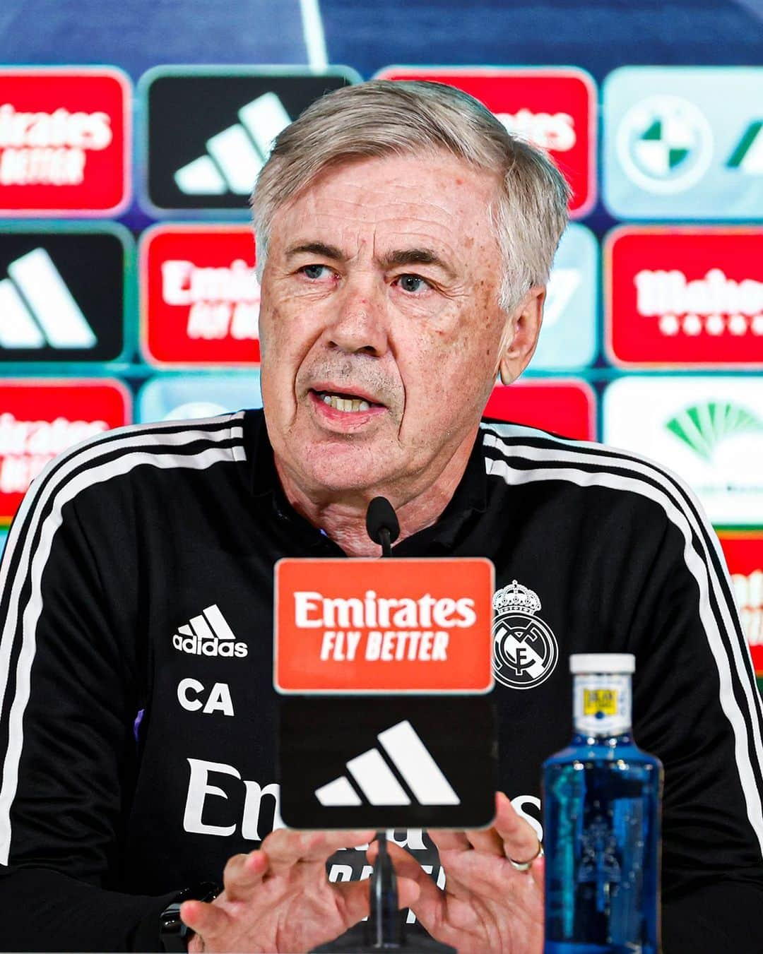 レアル・マドリードさんのインスタグラム写真 - (レアル・マドリードInstagram)「🎙️ @MrAncelotti: "It's a crucial moment to take drastic measures to improve the situation. @Vinijr is a victim of what's going on, he's not the guilty party." 💬 "Es un momento importante para tomar medidas drásticas para mejorar la situación. Vinicius es una víctima de lo que está pasando, no es el culpable".」5月23日 20時59分 - realmadrid