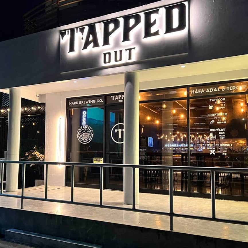 マリアナ政府観光局さんのインスタグラム写真 - (マリアナ政府観光局Instagram)「📍 #タップドアウト / #tappedout 　　　　　　　　　　 旅先でその土地ならではのクラフトビールを楽しみたい人にオススメしたいのがガラパンにある”Tapped Out”🍻 　　　　　　　　　　 お店の奥にある醸造エリアで作られたクラフトビールをはじめとするいくつもの国や地域のビールを、美味しいお食事とともに楽しむことができます。 毎日午後5時半から午後7時まではハッピーアワー開催中❗🍻 　　　　　　　　　　 お店の場所はアメリカンメモリアルパーク前のマイクロビーチロード沿い。ガラパン散歩やメモリアルパーク内まで伸びるマイクロビーチでのサンセットタイムの前後に訪れてみてはいかが？ 　　　　　　　　　　 📸 @tappedout.mp 　　　　　　　　　　 ￣￣￣￣￣￣￣￣￣￣￣￣ @mymarianas_mva ではサイパン、テニアン、ロタの観光情報やキャンペーン情報を紹介しています。フォローして旅行準備に役立ててくださいね。　 　　　　　　　　　　　　　 2022/9/1 成田～サイパン 🏝 直行便就航 成田発　週3便（火・木・日） 　　　　　　　　　　　　　 🆕 LINE公式アカウントはじめました！ ⏩ https://lin.ee/B0xikK8　 ＿＿＿＿＿＿＿＿＿＿＿＿ 　　　　　　　　　　　　　　　 #サイパン #タップルーム #クラフトビール #🍺  #テニアン #ロタ #サイパン旅行 #マリアナ旅行  #直行便で行くリゾート #南の島 #海外旅行 #旅行好きな人と繋がりたい  #旅行準備 #旅スタグラム #旅日記 #大人の旅 #サイパングルメ  #saipan #beer #vacation #islandlife  #craftbeerlover #summervacation #northernmarianaislands」5月23日 21時00分 - mymarianas_mva