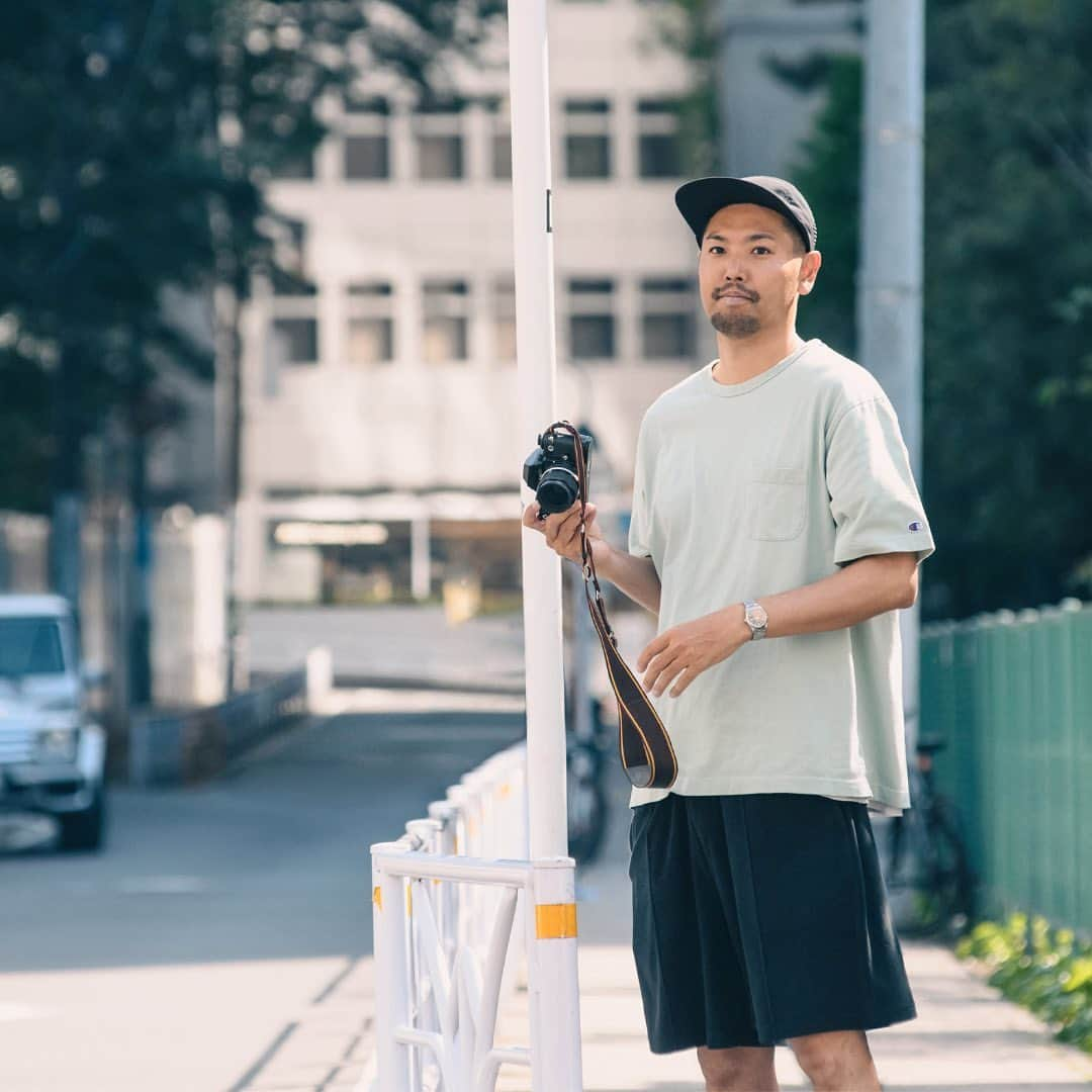 Champion Japanさんのインスタグラム写真 - (Champion JapanInstagram)「【Champion Style Sample】  Champion Marketingの山添裕之さんが着こなすChampion Tee&Shortsスタイルのご紹介  ～～～～ アースカラーのTシャツは少し落ち着いた雰囲気を出してくれるので、ショーツスタイルでも大人っぽさを演出してくれます。 ～～～～  Item: Short Sleeve Pocket T-Shirt Number: C8-X305 Color: Off-White,Sand Beige,Pale Green,Straight Blue Size: S,M,L,XL Price ¥6,050  Item: Shorts Number: C8-X502 Color: White,Beige,Navy,Black Size: S,M,L,XL Price ¥8,250  Item: Cap Number: C8-X705C Color: Beige,Olive,Black Size: FREE Price ¥5,500  Staff 185cm C8-X305:Pale Green,XL C8-X502:Black,XL C8-X705C:Black,FREE  #Champion #shortsleeve #tshirt #shorts  #cap #ショートスリーブ #Tシャツ #パンツ #キャッ プ #カジュアルスタイル #カジュアルコーデ  #チャンピオン #23SS #直営限定コレクション」5月23日 21時00分 - champion_japan